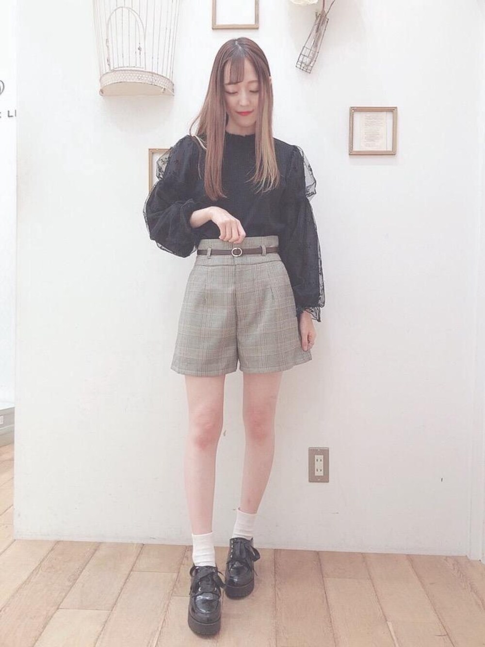 「チェック、ショートパンツ、ショーパン、MAJESTIC LEGON、低身長、マジェスティックレゴン、新作コーデ、西宮ガーデンズ、あざとかわいい、カワイイ」｜「MAJESTIC LEGONのパーソナルカラータンク（タンクトップ、ホワイト系）」を使った、マジェスティックレゴン西宮ガーデンズ店スタッフさん（レディース・153cm）の秋コーディネートの1枚目の写真