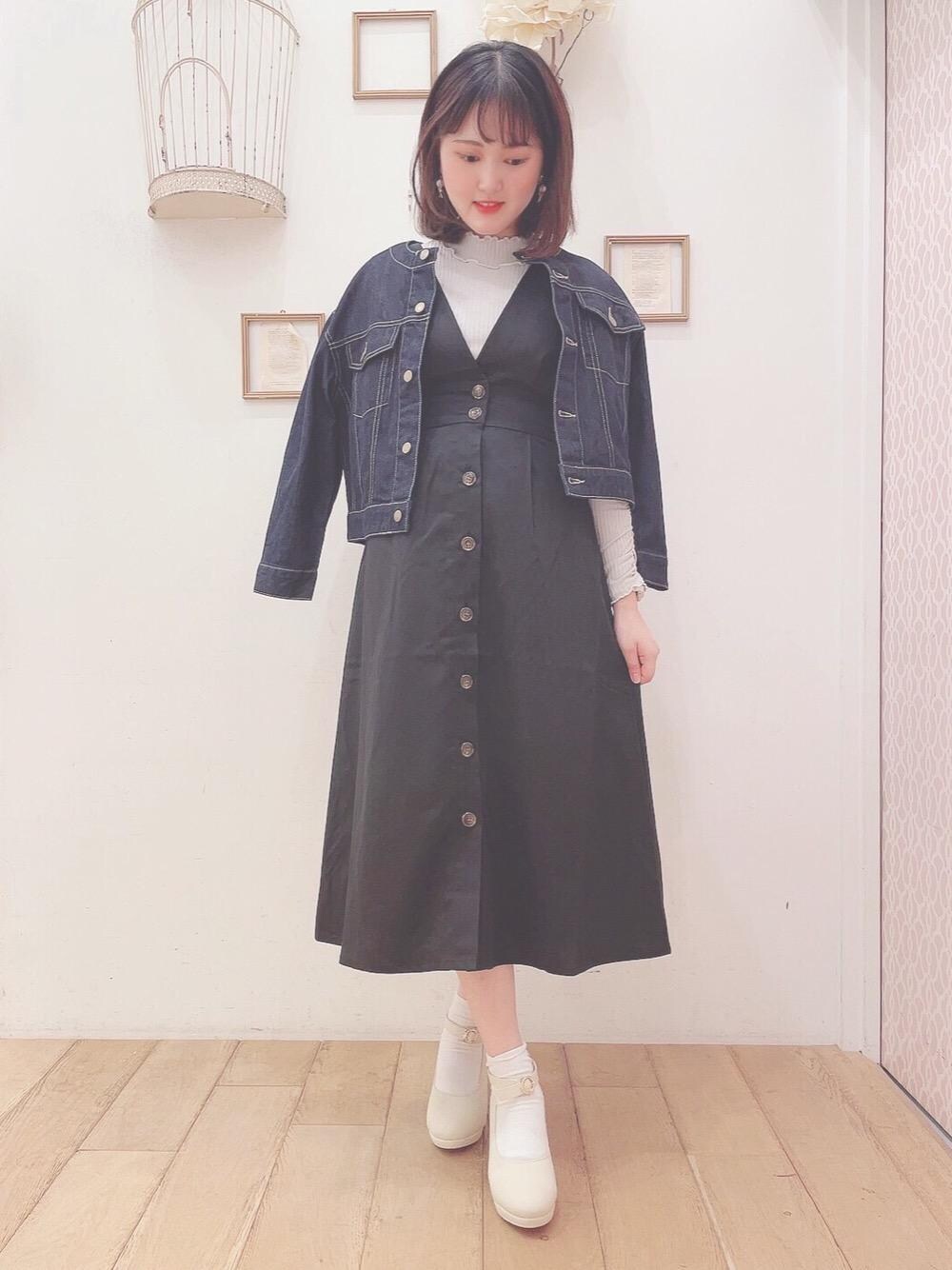 「アウター、ワンピース、MAJESTIC LEGON、マジェスティックレゴン、西宮ガーデンズ、オトナカワイイ、あざとかわいい、カワイイ、でにむ、gジャン」｜「MAJESTIC LEGONのリボンsetフカフカパンプス（パンプス、ホワイト系）」を使った、マジェスティックレゴン西宮ガーデンズ店スタッフさん（レディース・160cm）の秋コーディネートの1枚目の写真
