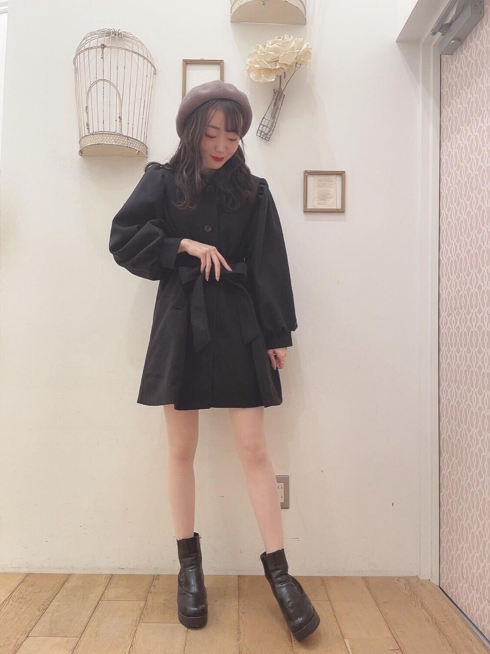 「アウター、ガーリー、フェミニン、MAJESTIC LEGON、マジェスティックレゴン、高身長、モテ、西宮ガーデンズ、骨格ウェーブ」｜「MAJESTIC LEGONのサイドゴアボリュームブーツ（ブーツ、ブラック系）」を使った、マジェスティックレゴン西宮ガーデンズ店スタッフさん（レディース・164cm）の秋コーディネートの1枚目の写真