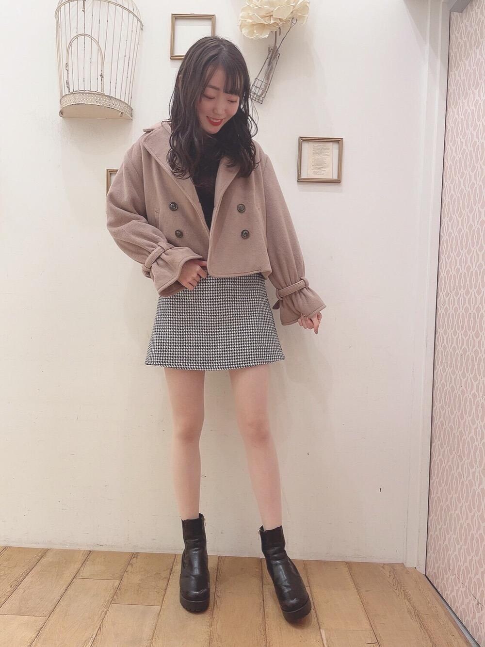 「アウター、デート、MAJESTIC LEGON、マジェスティックレゴン、高身長、モテ、西宮ガーデンズ、骨格ウェーブ」｜「MAJESTIC LEGONのサイドゴアボリュームブーツ（ブーツ、ブラック系）」を使った、マジェスティックレゴン西宮ガーデンズ店スタッフさん（レディース・164cm）の秋コーディネートの1枚目の写真
