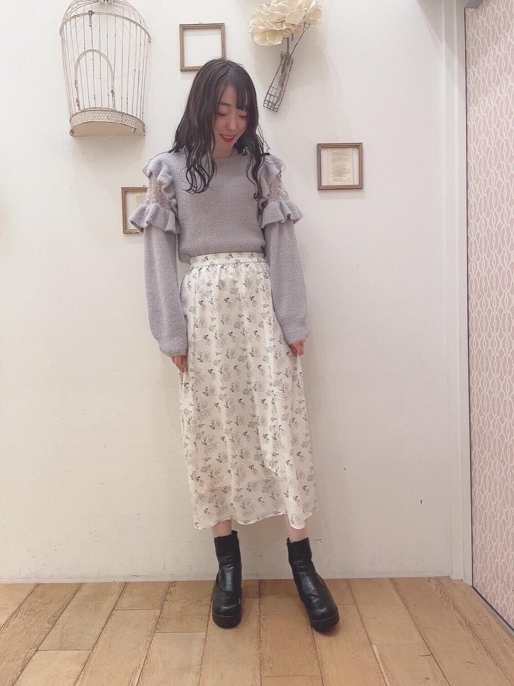 「ニット、デート、ガーリー、フェミニン、MAJESTIC LEGON、マジェスティックレゴン、高身長、西宮ガーデンズ、骨格ウェーブ」｜「MAJESTIC LEGONのサイドゴアボリュームブーツ（ブーツ、ブラック系）」を使った、マジェスティックレゴン西宮ガーデンズ店スタッフさん（レディース・164cm）の秋コーディネートの1枚目の写真