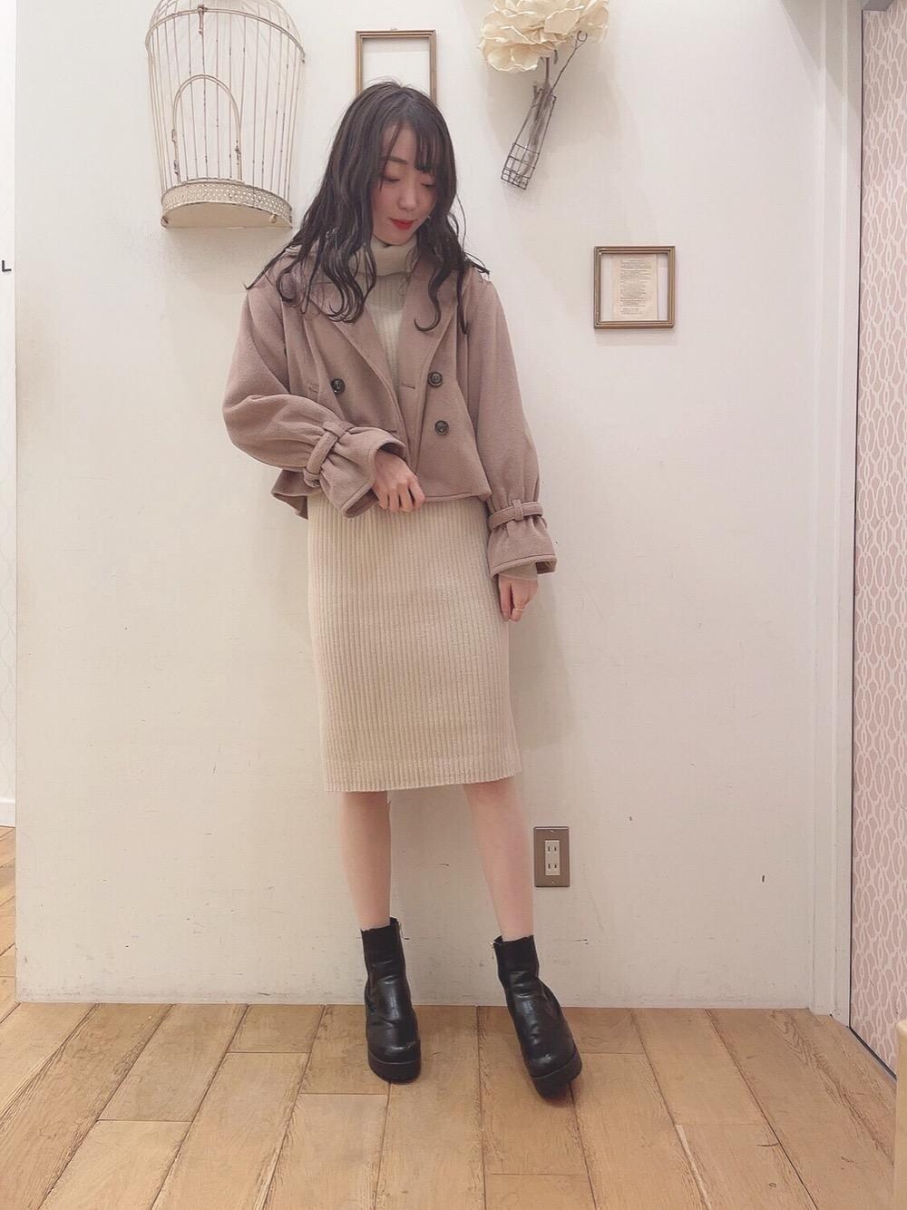 「ニットワンピ、タートルネック、デート、ガーリー、MAJESTIC LEGON、マジェスティックレゴン、高身長、モテ、西宮ガーデンズ、骨格ウェーブ」｜「MAJESTIC LEGONのサイドゴアボリュームブーツ（ブーツ、ブラック系）」を使った、マジェスティックレゴン西宮ガーデンズ店スタッフさん（レディース・164cm）の秋コーディネートの1枚目の写真