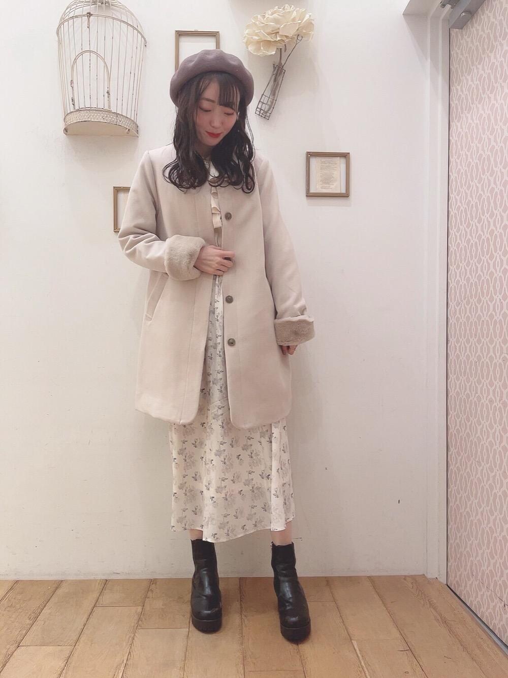 「アウター、ベレー帽、デート、MAJESTIC LEGON、マジェスティックレゴン、高身長、モテ、西宮ガーデンズ、骨格ウェーブ」｜「MAJESTIC LEGONのサイドゴアボリュームブーツ（ブーツ、ブラック系）」を使った、マジェスティックレゴン西宮ガーデンズ店スタッフさん（レディース・164cm）の秋コーディネートの1枚目の写真