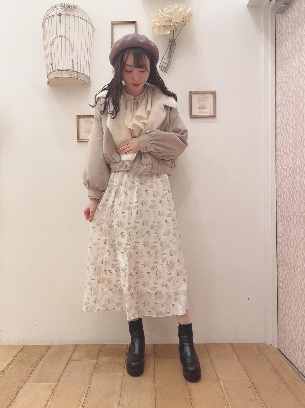 「ベレー帽、デート、フェミニン、MAJESTIC LEGON、マジェスティックレゴン、高身長、小花柄スカート、モテ、西宮ガーデンズ、骨格ウェーブ」｜「MAJESTIC LEGONのサイドゴアボリュームブーツ（ブーツ、ブラック系）」を使った、マジェスティックレゴン西宮ガーデンズ店スタッフさん（レディース・164cm）の秋コーディネートの1枚目の写真