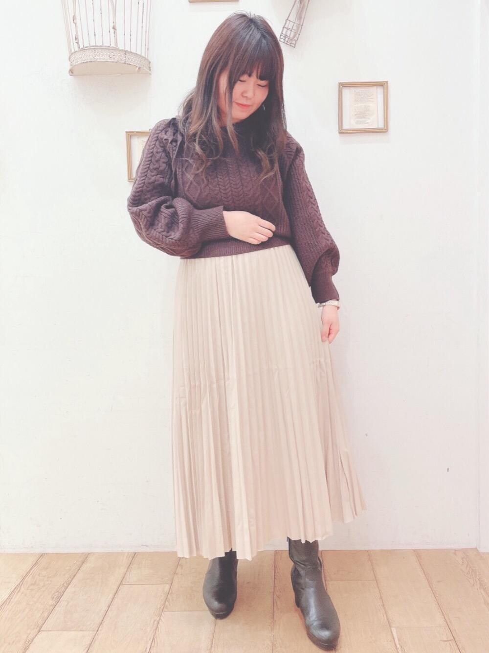 「ガーリー、フェミニン、MAJESTIC LEGON、マジェスティックレゴン、モテ、西宮ガーデンズ、オトナカワイイ、あざとかわいい、カワイイ」｜「MAJESTIC LEGONのレディヒールストレッチブーツ（ブーツ、ブラック系）」を使った、マジェスティックレゴン西宮ガーデンズ店スタッフさん（レディース・158cm）の秋コーディネートの1枚目の写真