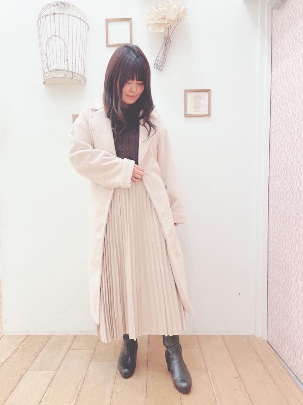 「コート、ニット、デート、ガーリー、フェミニン、MAJESTIC LEGON、マジェスティックレゴン、西宮ガーデンズ、オトナカワイイ、カワイイ」｜「MAJESTIC LEGONのレディヒールストレッチブーツ（ブーツ、ブラック系）」を使った、マジェスティックレゴン西宮ガーデンズ店スタッフさん（レディース・158cm）の秋コーディネートの1枚目の写真