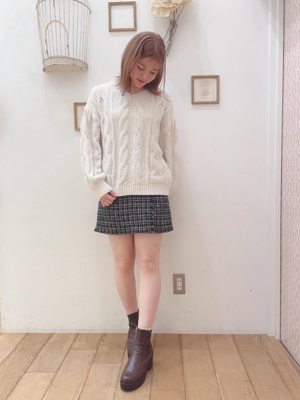 「デート、ガーリー、フェミニン、ミニ、MAJESTIC LEGON、マジェスティックレゴン、モテ、西宮ガーデンズ、あざとかわいい、カワイイ」｜「MAJESTIC LEGONのサイドゴアボリュームブーツ（ブーツ、ブラウン系）」を使った、マジェスティックレゴン西宮ガーデンズ店スタッフさん（レディース・155cm）の秋コーディネートの1枚目の写真