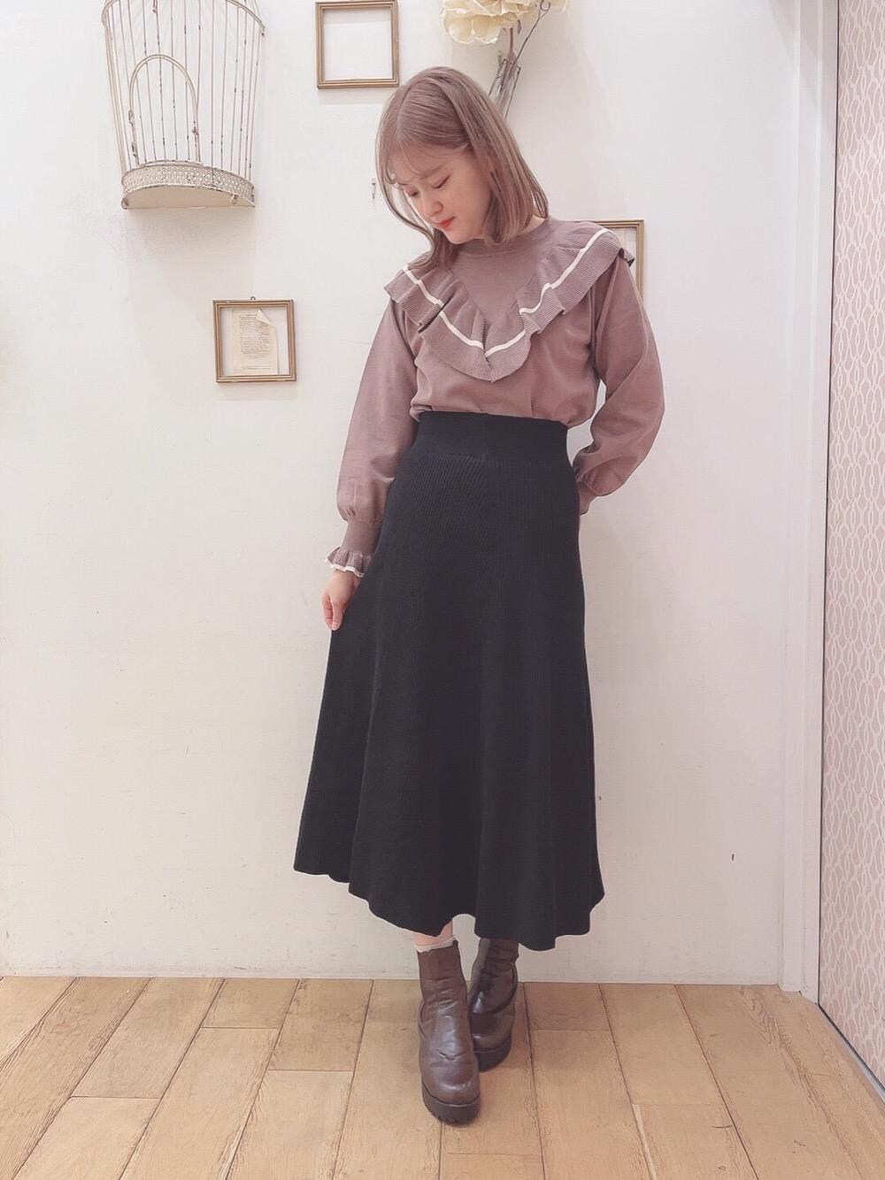 「デート、ガーリー、フェミニン、MAJESTIC LEGON、マジェスティックレゴン、モテ、西宮ガーデンズ、オトナカワイイ、あざとかわいい、カワイイ」｜「MAJESTIC LEGONのサイドゴアボリュームブーツ（ブーツ、ブラウン系）」を使った、マジェスティックレゴン西宮ガーデンズ店スタッフさん（レディース・155cm）の秋コーディネートの1枚目の写真
