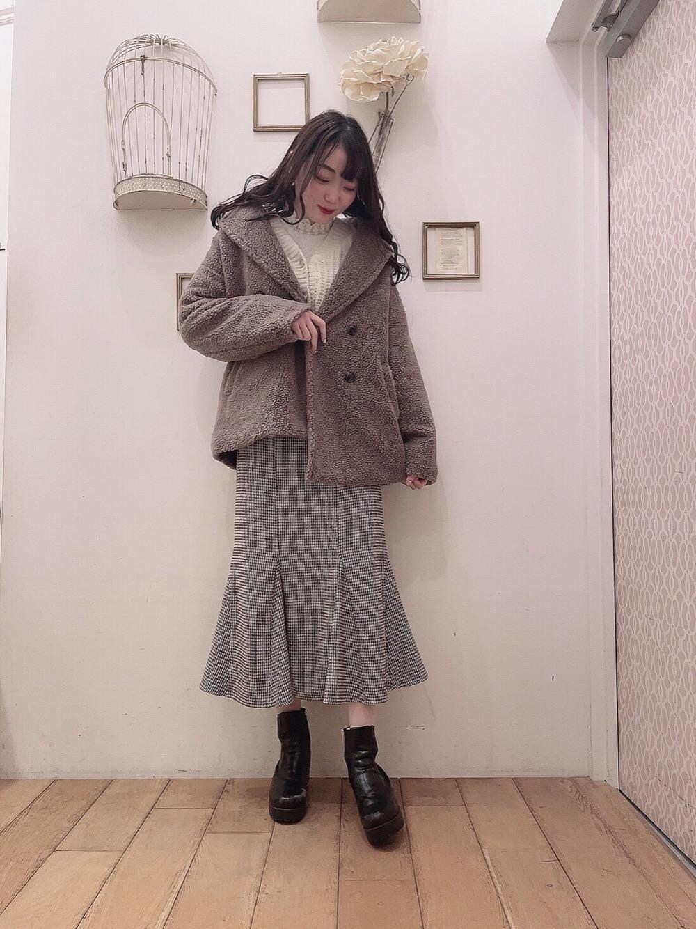 「ロングスカート、ガーリー、MAJESTIC LEGON、マジェスティックレゴン、高身長、西宮ガーデンズ、あざとかわいい、カワイイ、あうたー」｜「MAJESTIC LEGONのハイネックレースタンク（タンクトップ、ホワイト系）」を使った、マジェスティックレゴン西宮ガーデンズ店スタッフさん（レディース・164cm）の冬コーディネートの1枚目の写真
