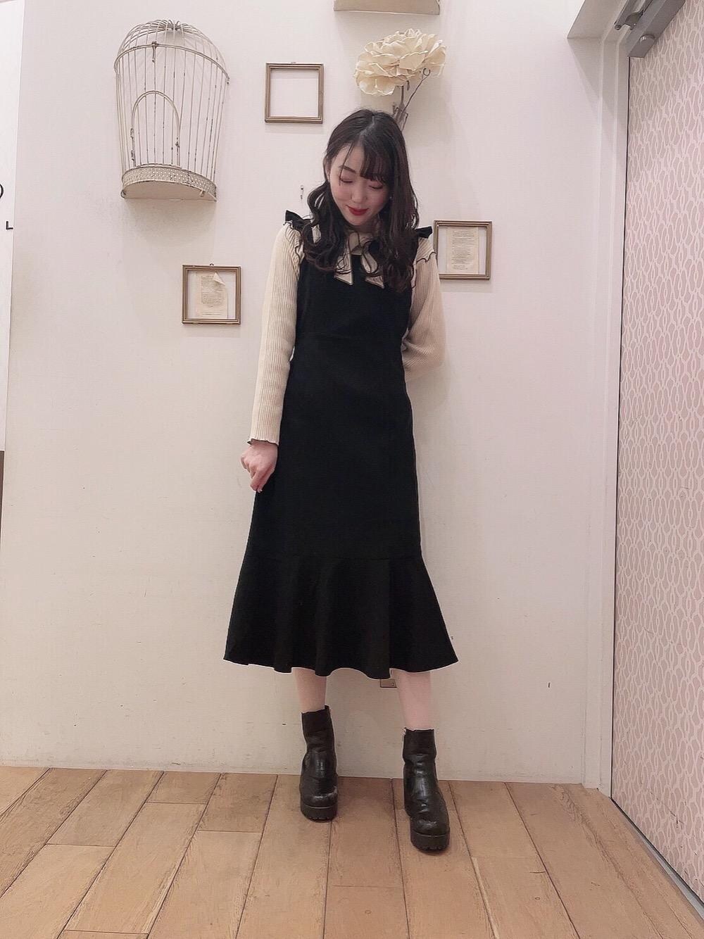 「ニット、ワンピース、ガーリー、MAJESTIC LEGON、マジェスティックレゴン、高身長、西宮ガーデンズ、オトナカワイイ、人気コーデ、カワイイ」｜「MAJESTIC LEGONのサイドゴアボリュームブーツ（ブーツ、ブラック系）」を使った、マジェスティックレゴン西宮ガーデンズ店スタッフさん（レディース・164cm）の冬コーディネートの1枚目の写真