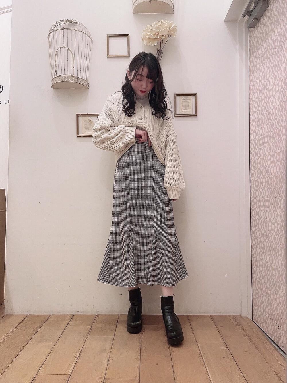 「ニット、ロングスカート、ガーリー、MAJESTIC LEGON、マジェスティックレゴン、高身長、西宮ガーデンズ、オトナカワイイ、あざとかわいい、カワイイ」｜「MAJESTIC LEGONのサイドゴアボリュームブーツ（ブーツ、ブラック系）」を使った、マジェスティックレゴン西宮ガーデンズ店スタッフさん（レディース・164cm）の冬コーディネートの1枚目の写真