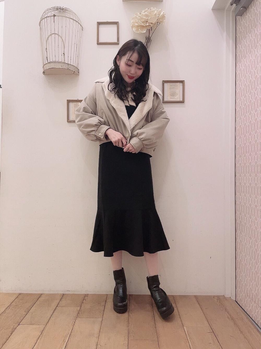 「ワンピース、ガーリー、ロング、MAJESTIC LEGON、マジェスティックレゴン、高身長、西宮ガーデンズ、オトナカワイイ、カワイイ、あうたー」｜「MAJESTIC LEGONのサイドゴアボリュームブーツ（ブーツ、ブラック系）」を使った、マジェスティックレゴン西宮ガーデンズ店スタッフさん（レディース・164cm）の冬コーディネートの1枚目の写真