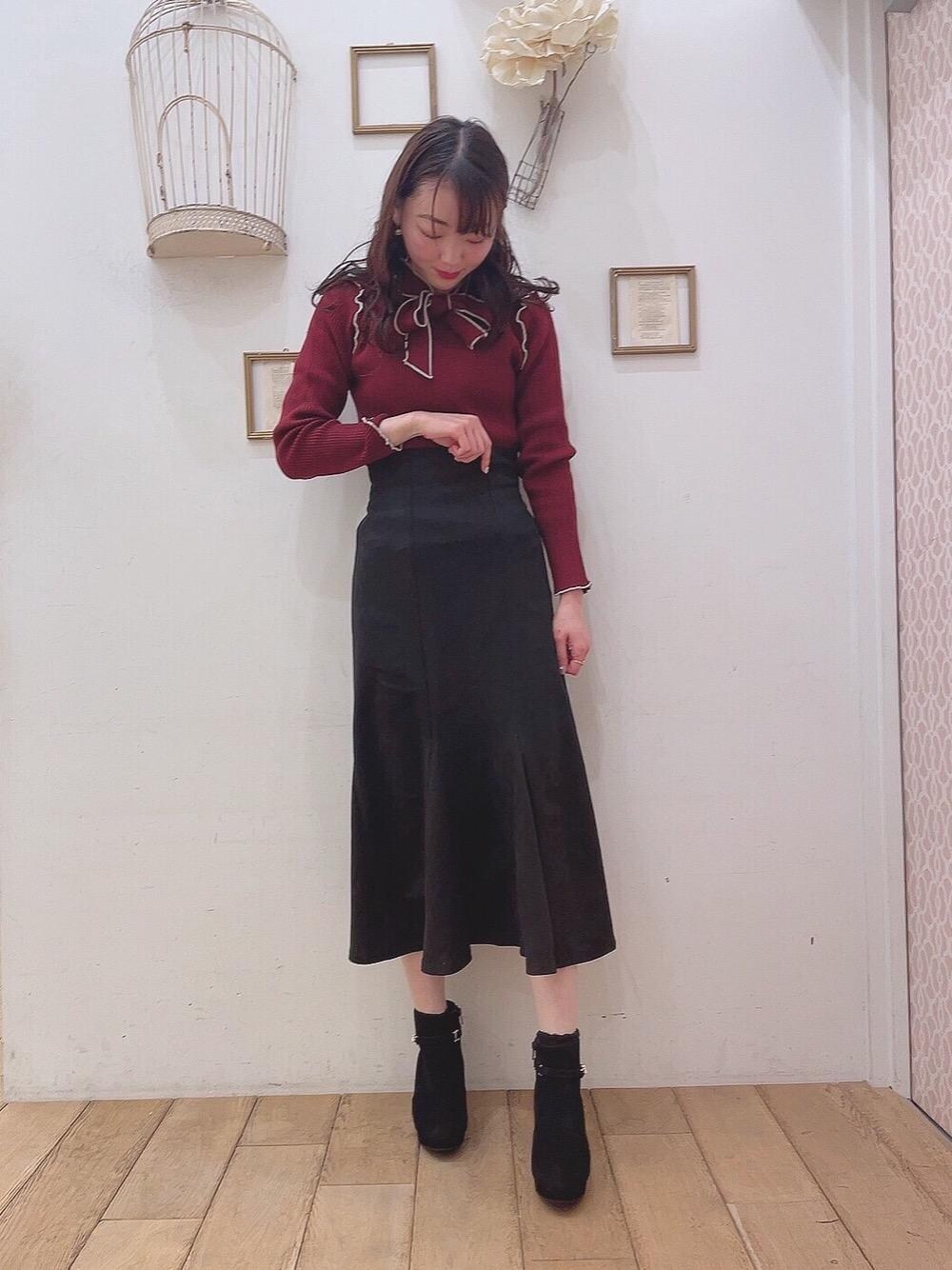 「マーメイドスカート、MAJESTIC LEGON、マジェスティックレゴン、高身長、モテ、西宮ガーデンズ、骨格ウェーブ、ボウタイニット」｜「MAJESTIC LEGONの2wayパールブーツ（ブーツ、ブラック系）」を使った、マジェスティックレゴン西宮ガーデンズ店スタッフさん（レディース・164cm）の冬コーディネートの1枚目の写真