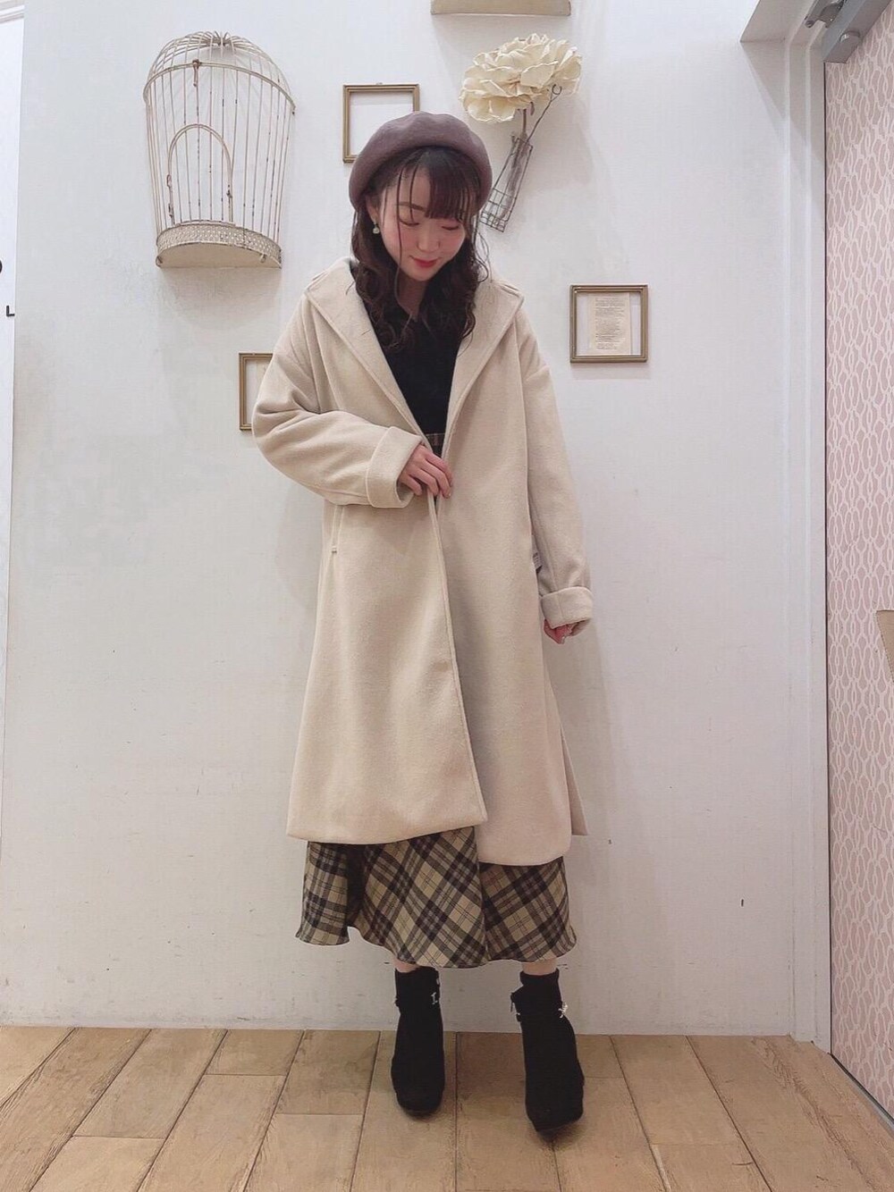 「コート、ガウン、デート、MAJESTIC LEGON、マジェスティックレゴン、高身長、モテ、西宮ガーデンズ、骨格ウェーブ」｜「MAJESTIC LEGONのLadyロングガウンコート（その他アウター、ホワイト系）」を使った、マジェスティックレゴン西宮ガーデンズ店スタッフさん（レディース・164cm）の冬コーディネートの1枚目の写真