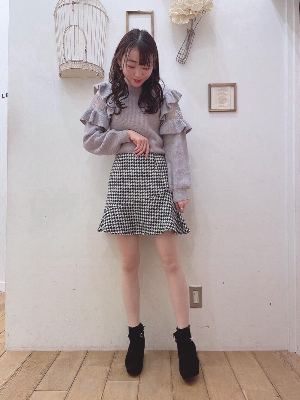 「千鳥、MAJESTIC LEGON、スカパン、マーメイド、マジェスティックレゴン、高身長、モテ、西宮ガーデンズ、骨格ウェーブ」｜「MAJESTIC LEGONのLadyフリルシャギーニット（ニット/セーター、パープル系）」を使った、マジェスティックレゴン西宮ガーデンズ店スタッフさん（レディース・164cm）の冬コーディネートの1枚目の写真