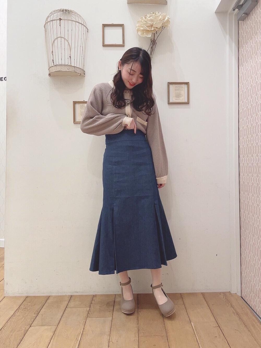 「デニムスカート、マーメイドスカート、MAJESTIC LEGON、マジェスティックレゴン、高身長、モテ、西宮ガーデンズ、骨格ウェーブ、新作🤭」｜「MAJESTIC LEGONのふかふかリボンsetパンプス（パンプス、ブラウン系）」を使った、マジェスティックレゴン西宮ガーデンズ店スタッフさん（レディース・164cm）の冬コーディネートの1枚目の写真