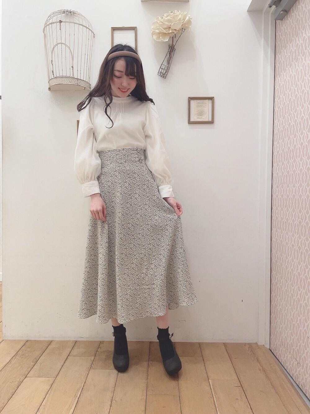 「デート、人気、MAJESTIC LEGON、小花柄、オーガンジー、マジェスティックレゴン、高身長、春物コーデ、骨格ウェーブ」｜「MAJESTIC LEGONのふかふかリボンsetパンプス（パンプス、ブラック系）」を使った、マジェスティックレゴン西宮ガーデンズ店スタッフさん（レディース・164cm）の冬コーディネートの1枚目の写真