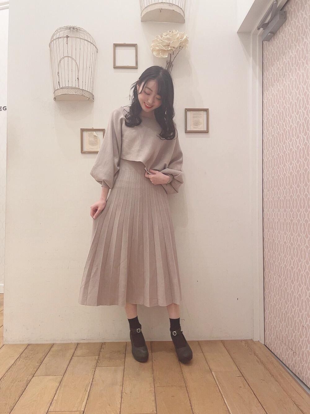 「デート、MAJESTIC LEGON、マジェスティックレゴン、高身長、西宮ガーデンズ、骨格ウェーブ、着回し🎵、ワンピース 」｜「MAJESTIC LEGONのふかふかリボンsetパンプス（パンプス、ブラック系）」を使った、マジェスティックレゴン西宮ガーデンズ店スタッフさん（レディース・164cm）の冬コーディネートの1枚目の写真