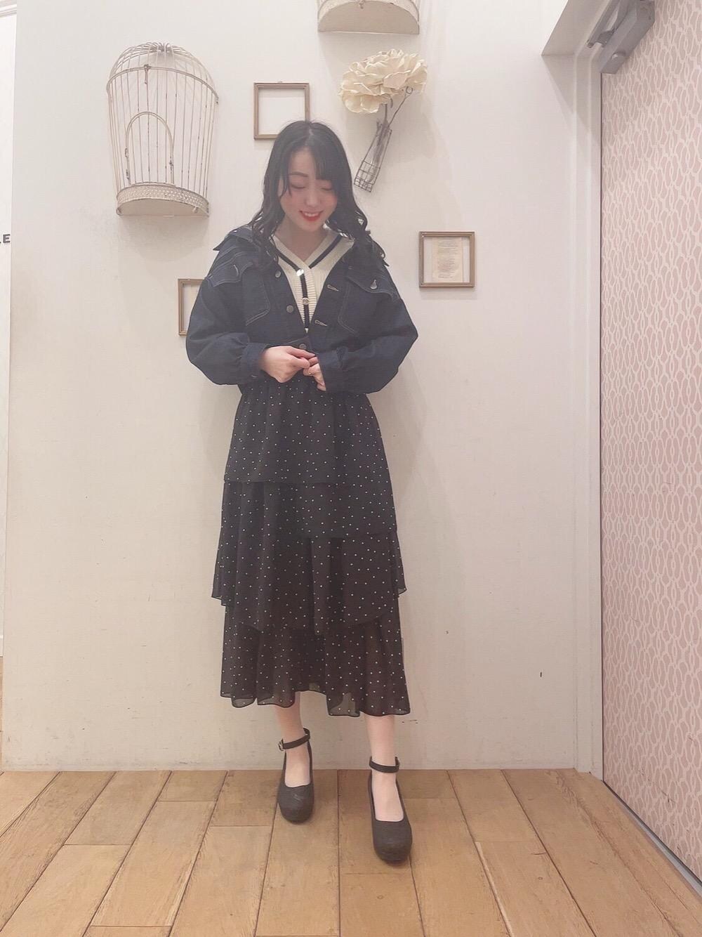 「MAJESTIC LEGON、ティアードスカート、マジェスティックレゴン、高身長、西宮ガーデンズ、骨格ウェーブ、gジャン」｜「MAJESTIC LEGONのバイカラーラインニットカーディガン（カーディガン/ボレロ、ホワイト系）」を使った、マジェスティックレゴン西宮ガーデンズ店スタッフさん（レディース・164cm）の冬コーディネートの1枚目の写真