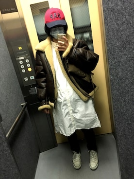 「RNA（アールエヌエー）のアイテム（シャツワンピース、ホワイト系）」を使った、猫村ひろみさん（レディース）の冬コーディネート