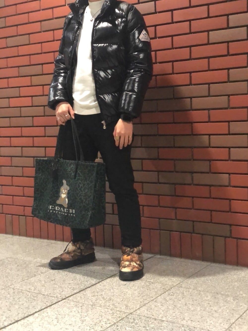 「ストリート、ハイブランド、秋冬コーデ、supreme、枯葉、THE NORTH FACE」｜「Pyrenexのアイテム（ジャケット/アウター、ブラック系）」を使った、ミート さん（メンズ・170cm）の秋コーディネートの1枚目の写真