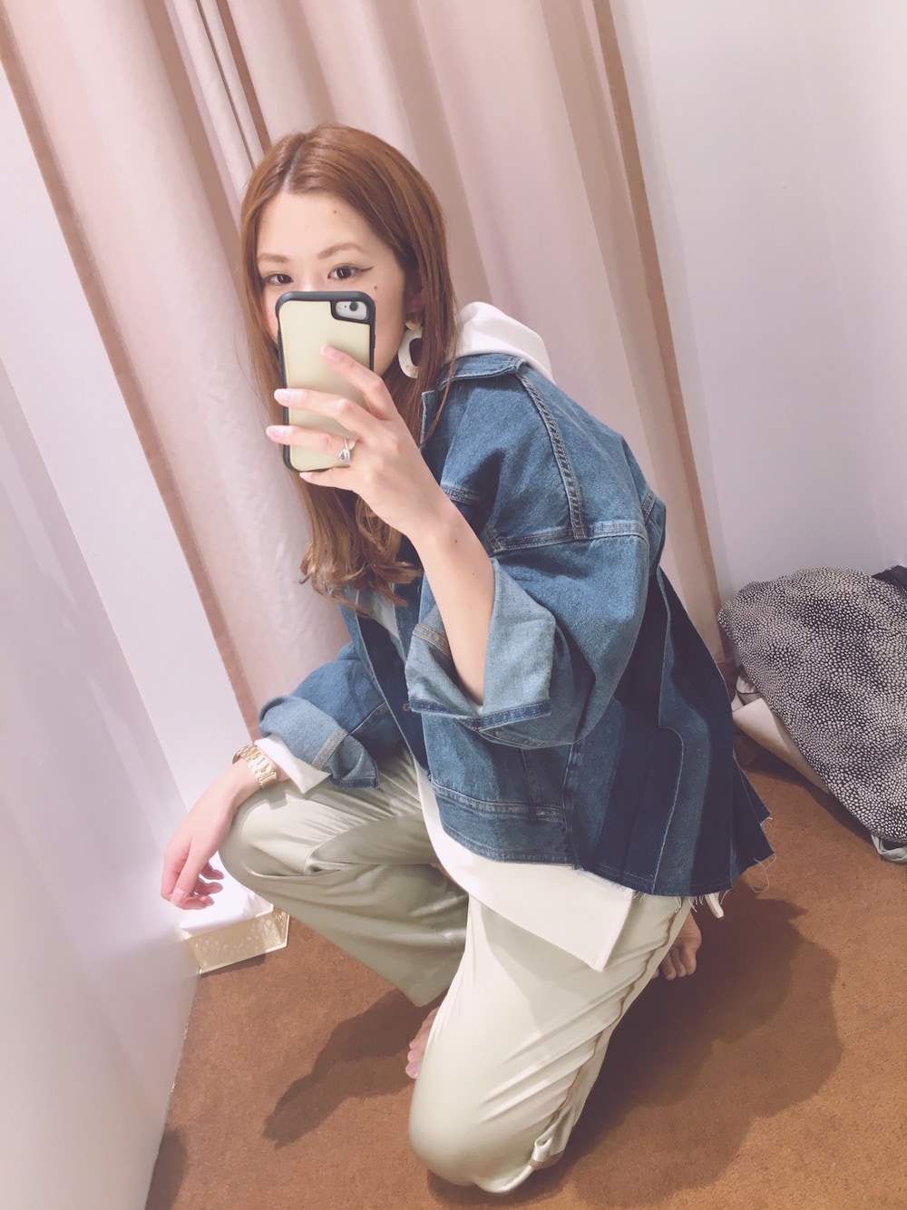 「RADIATE、ラディエイト、Gジャン、バックプリーツ、ラインパンツ、サテンパンツ、パーカー」｜「Radiateのアイテム（デニムジャケット、ブルー系）」を使った、ねずさん（レディース・163cm）の冬コーディネートの1枚目の写真