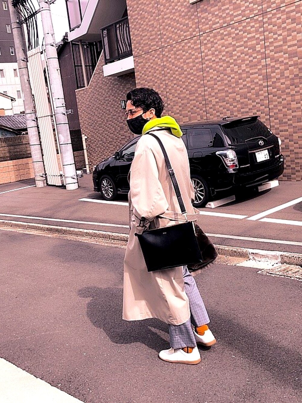 「おしゃれさんと繋がりたい、スニーカーコーデ、休日コーデ、大人カジュアル、春カラー、スラックス、ootd、カフェ巡り、スパイラルパーマ、ツイストスパイラル」｜「Acne Studiosのアイテム（パーカー、グリーン系）」を使った、gpmadwt7さん（メンズ・170cm）の春コーディネートの1枚目の写真