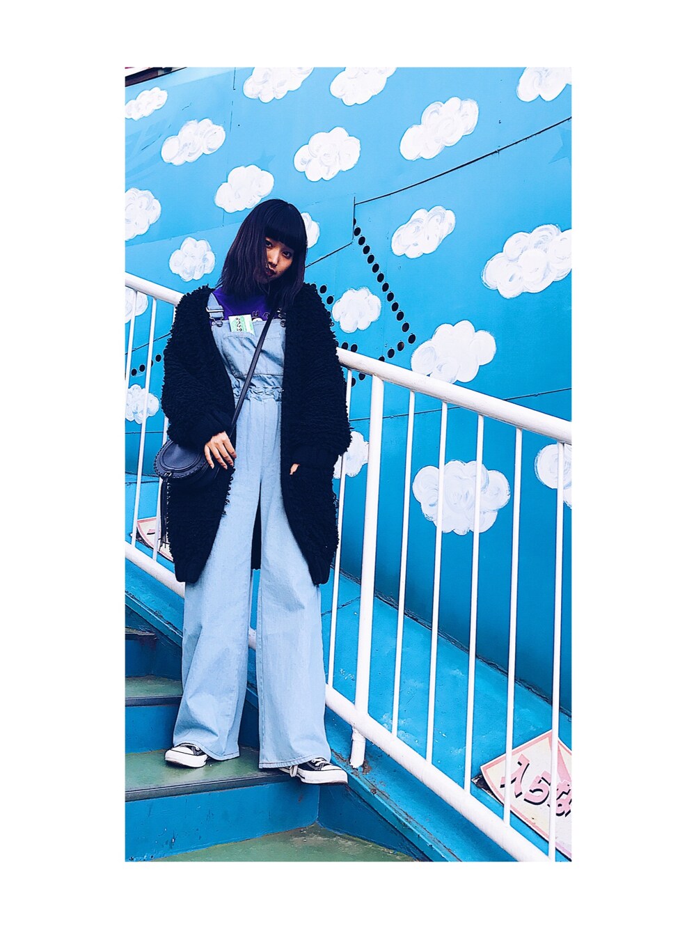 「デニム、オーバーオール、Aymmy in the batty girls、jouetie、converse、holiday、アクティブ」｜「jouetieのループフリンジカーデ（カーディガン/ボレロ、ブラック系）」を使った、愛恵 悠さん（レディース・163cm）の冬コーディネートの1枚目の写真