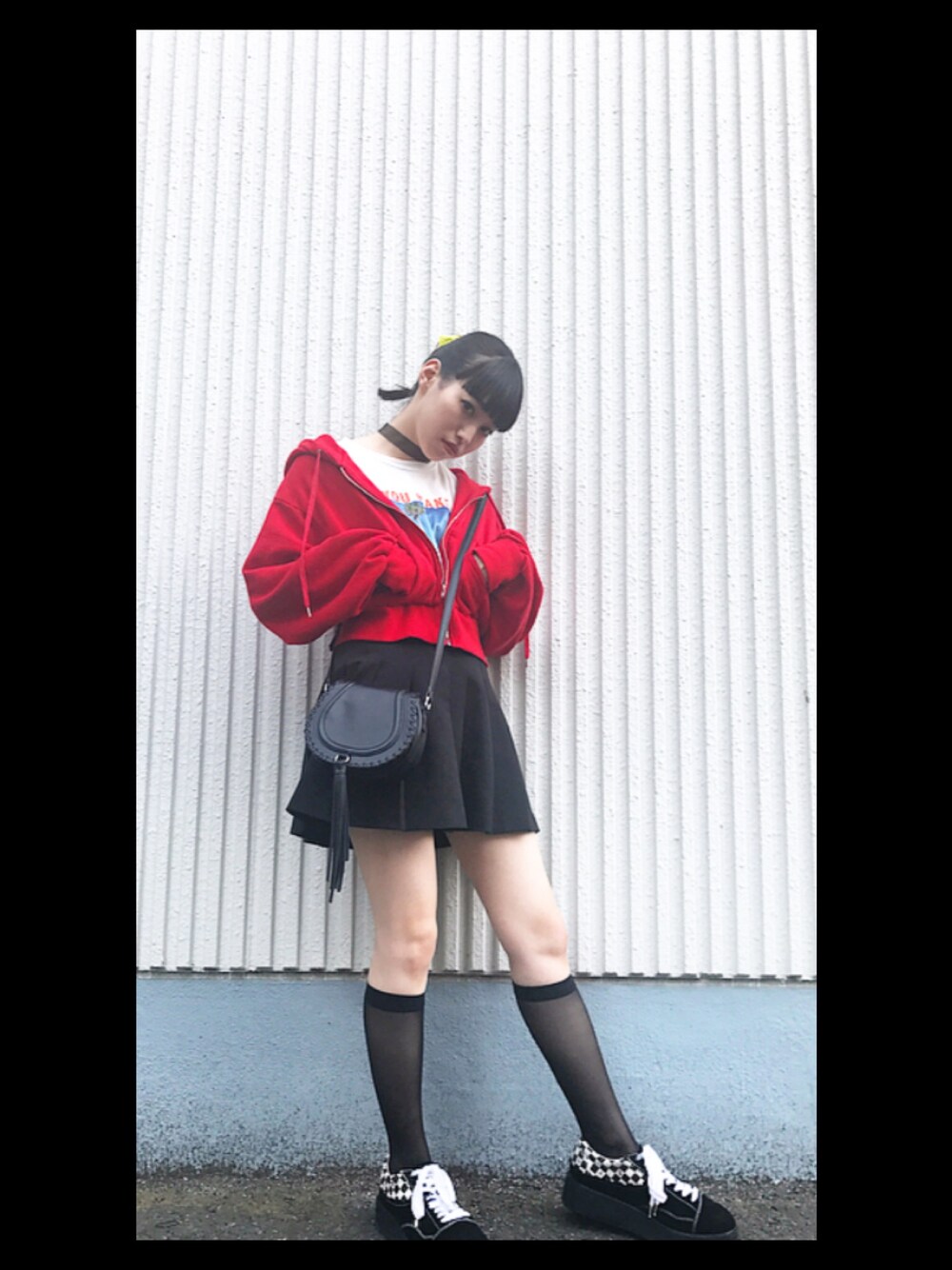 「ootd、＃プリーツスカート、jouetie、ショート丈トップス、パーカー、フォトT、ハイソックス、ラバーソール」｜「jouetieのボリュームジップパーカー（パーカー、レッド系）」を使った、愛恵 悠さん（レディース・163cm）の春コーディネートの1枚目の写真