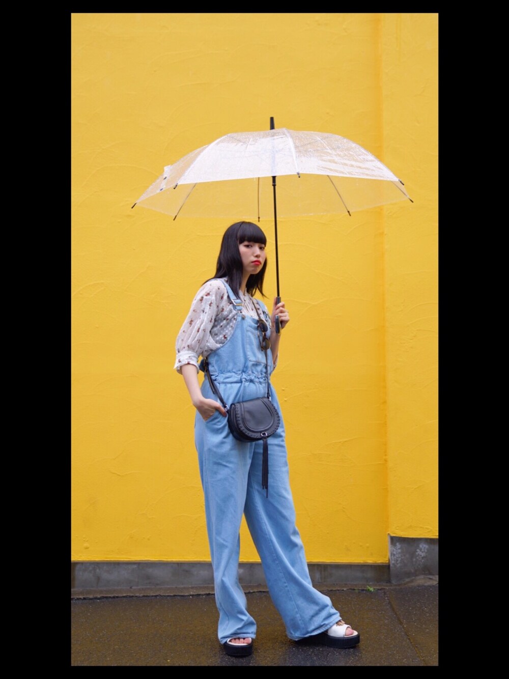 「夏コーデ、ゆるコーデ、denim、オーバーオール、白ブラウス、jouetie、Aymmy in the batty girls、PAMEO POSE、サンダル、holiday」｜「jouetieのフラワードットペザントブラウス（シャツ/ブラウス、ホワイト系）」を使った、愛恵 悠さん（レディース・163cm）の夏コーディネートの1枚目の写真