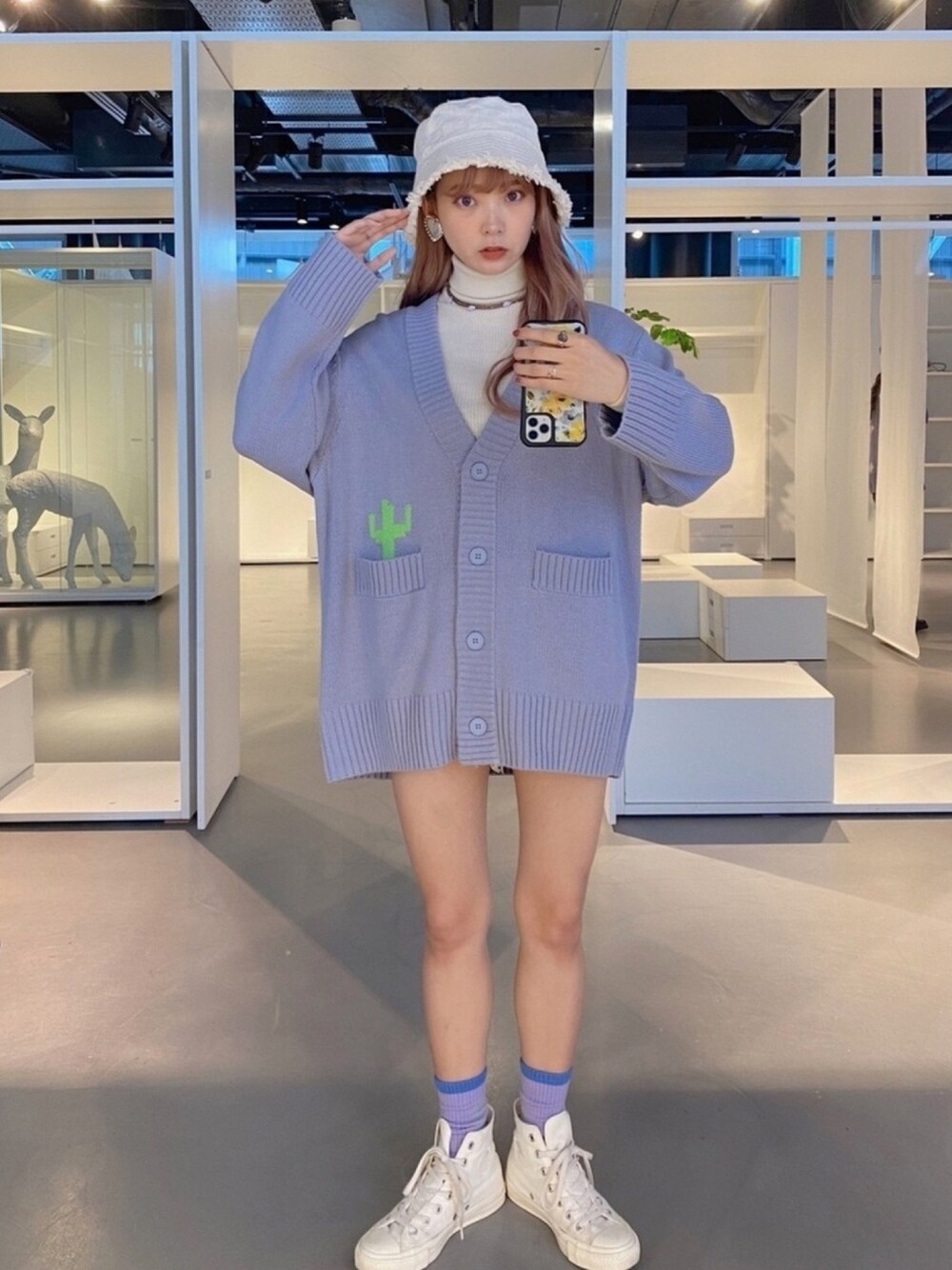 「くすみカラー、スポーツミックス、スポーティー」｜「CONVERSEのアイテム（スニーカー、ホワイト系）」を使った、mimさん（レディース・157cm）の秋コーディネートの1枚目の写真