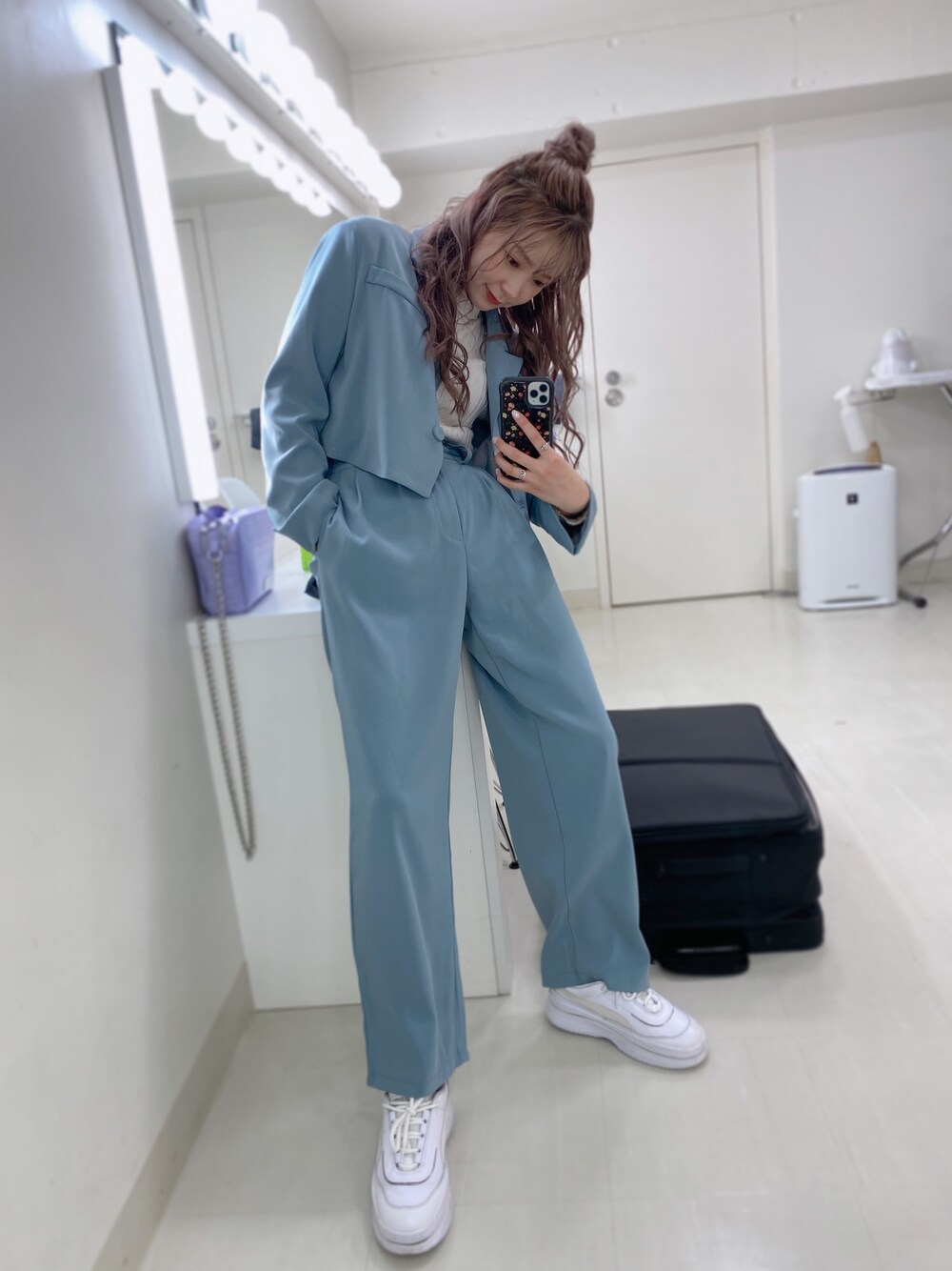 「休日コーデ、春コーデ、春めきシューズ、スニーカーコーデ、リラックススタイル、メンズライク、セットアップ、PUMA」｜「PUMAのPUMA DEVA MIXED METALLIC WNS (WHITE/GRAY)（スニーカー、ホワイト系）」を使った、mimさん（レディース・157cm）の春コーディネートの1枚目の写真