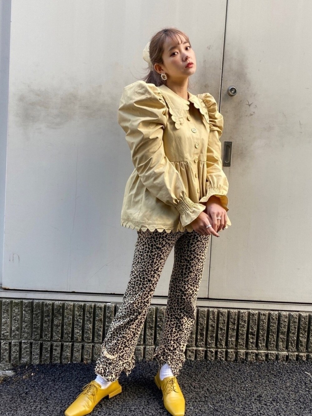 「春めきシューズ、春、春カラースタイル、大人ガーリー、2021春新作、ワンピース、大人コーデ、パンツスタイル、ボリューム袖」｜「Candy StripperのFRILL HEM パンツ（その他パンツ、その他）」を使った、mimさん（レディース・157cm）の春コーディネートの1枚目の写真