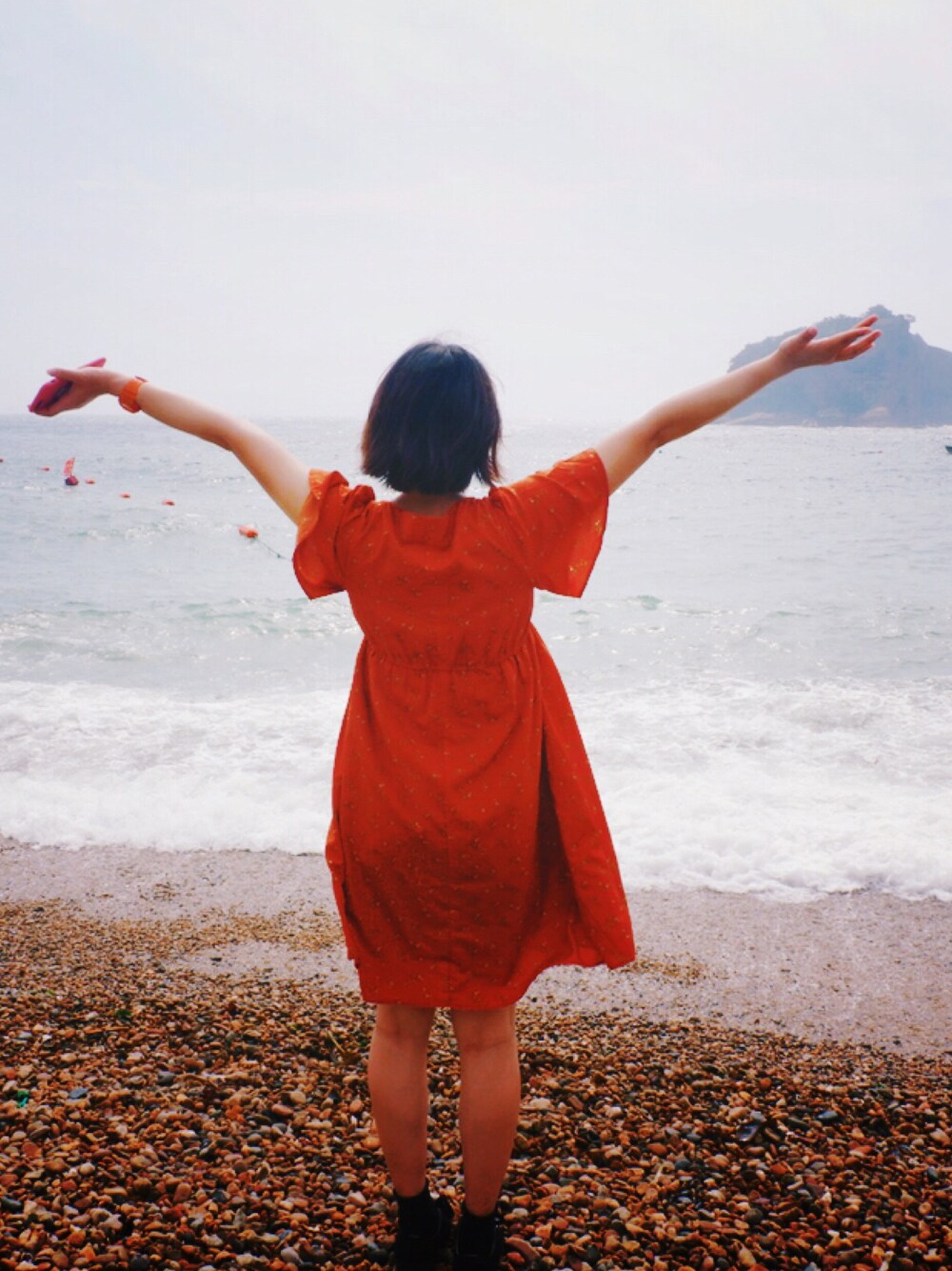 「夏コーデ、海コーデ、海スタイル、夏」｜「MOUSSYのアイテム（ワンピース、レッド系）」を使った、活泼大头鬼要收心さん（レディース・168cm）の夏コーディネートの1枚目の写真