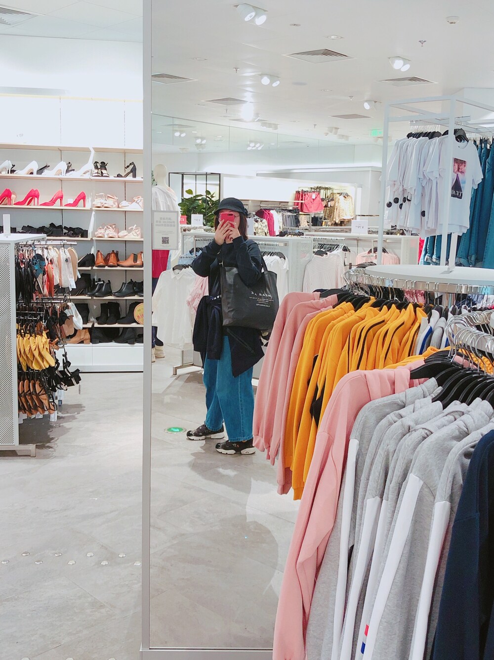 「オトナカジュアル、シンプル、春コーデ、运动 、sport style、fashion」｜「FILAのアイテム（ジャージ、ブラック系）」を使った、活泼大头鬼要收心さん（レディース・168cm）の春コーディネートの1枚目の写真