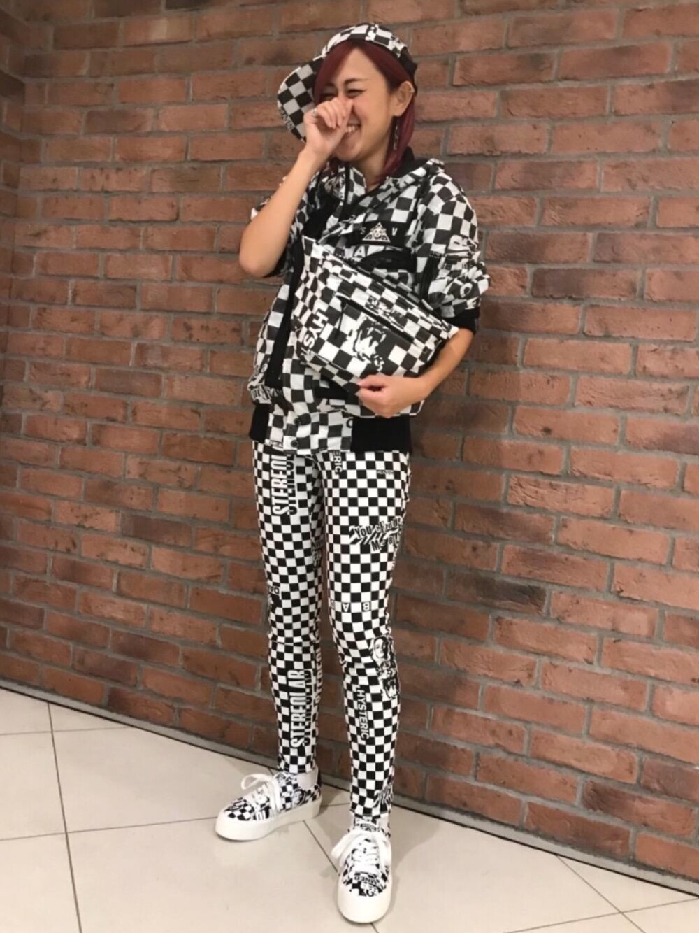 「カジュアル、ブラック、ホワイト、ストリート、Hysteric Glamour、白と黒、チェッカー、秋コーデ、オールチェッカー、全身チェッカー」｜「HYSTERIC GLAMOURのSTEREOLAB 総柄 ストレッチチノスキニーパンツ（チノパンツ、ホワイト系）」を使った、Yukaさん（レディース・155cm）の秋コーディネートの1枚目の写真