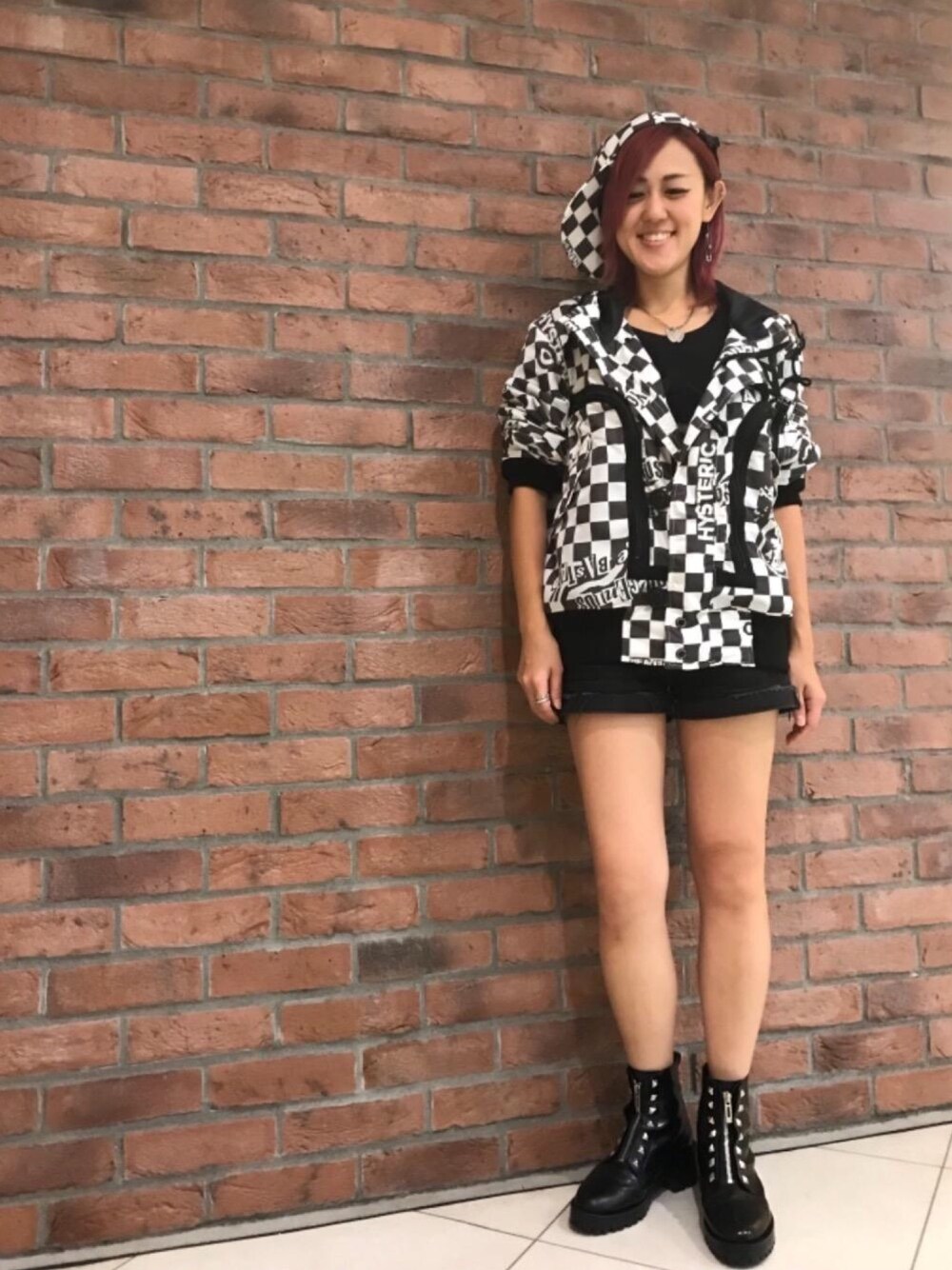 「ブーツ、カジュアル、ボーイッシュ、キャップ、ストリート、Hysteric Glamour、白と黒、チェッカー、チェッカーフラッグ、秋コーデ」｜「HYSTERIC GLAMOURのブラックデニム ショートパンツ（デニムパンツ、ブラック系）」を使った、Yukaさん（レディース・155cm）の秋コーディネートの1枚目の写真