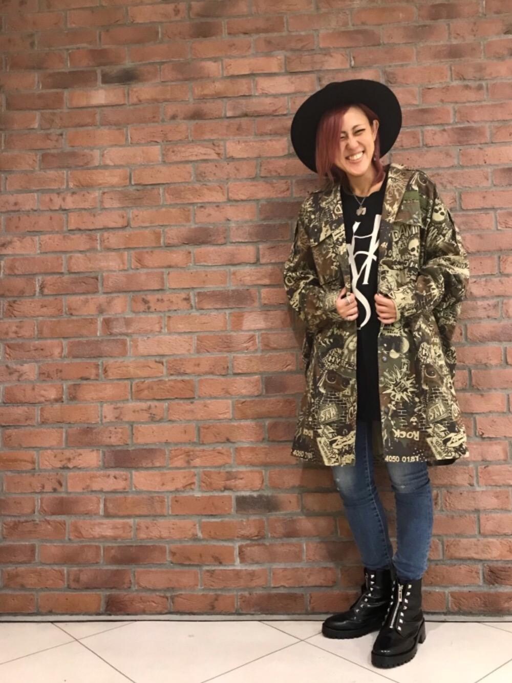 「ミリタリー、シャツ、ロック、ハット、総柄、Hysteric Glamour、カモ柄、ビッグシャツ、秋コーデ、ポケ付Tシャツ」｜「HYSTERIC GLAMOURのWOMAN ON SKULL PICKネックレス（ネックレス、シルバー系）」を使った、Yukaさん（レディース・155cm）の秋コーディネートの1枚目の写真
