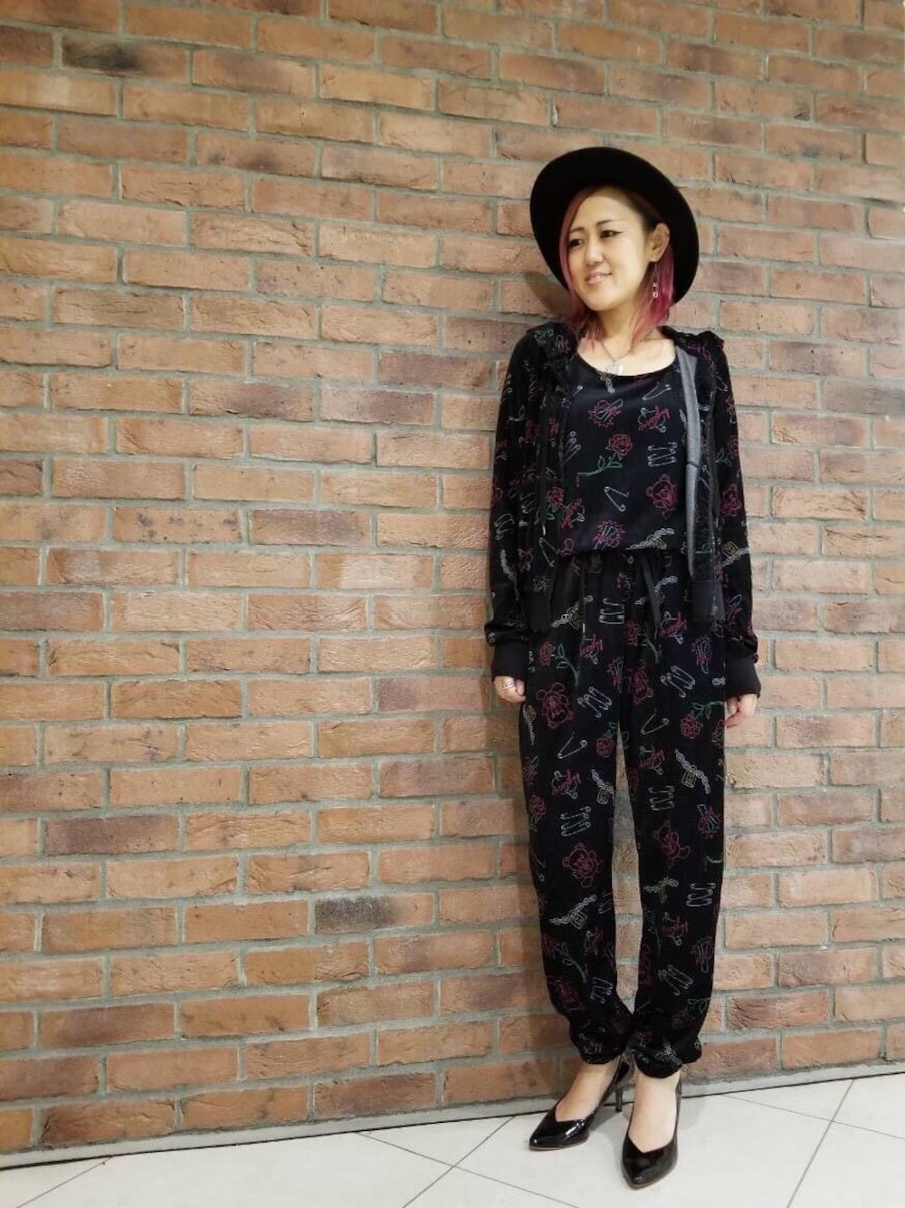 「カジュアル、ブラック、パーカー、オールインワン、Hysteric Glamour、くま、ベロア、パジャマ、薄手、くま総柄」｜「HYSTERIC GLAMOURのPATENT LEATHER POINTED TOE パンプス（パンプス、ブラック系）」を使った、Yukaさん（レディース・155cm）の秋コーディネートの1枚目の写真