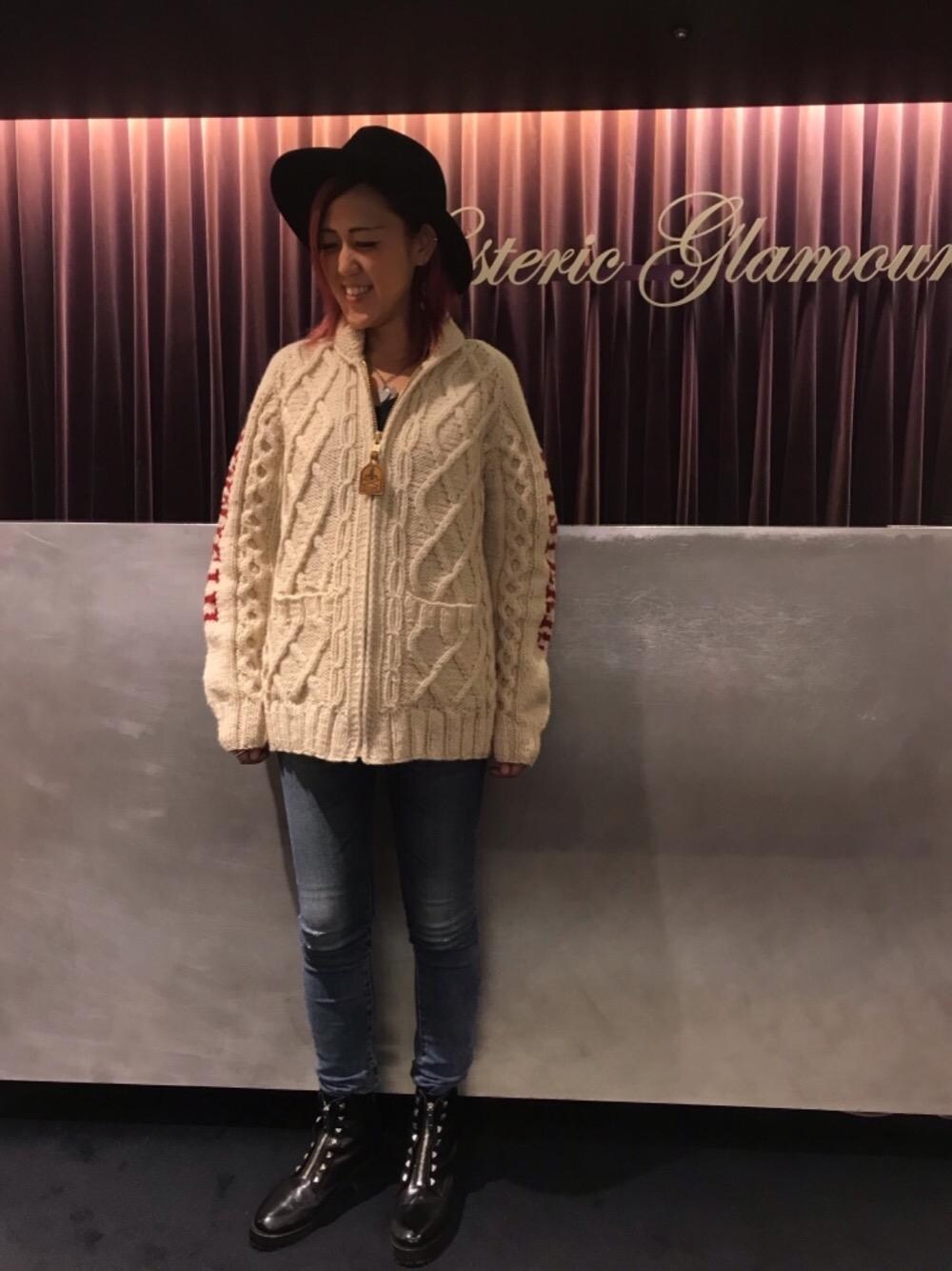 「ニット、デニム、カジュアル、シンプル、大人カジュアル、カウチン、Hysteric Glamour、白ニット、ヒス、秋コーデ」｜「HYSTERIC GLAMOURのWOMAN ON SKULL PICKネックレス（ネックレス、シルバー系）」を使った、Yukaさん（レディース・155cm）の秋コーディネートの1枚目の写真