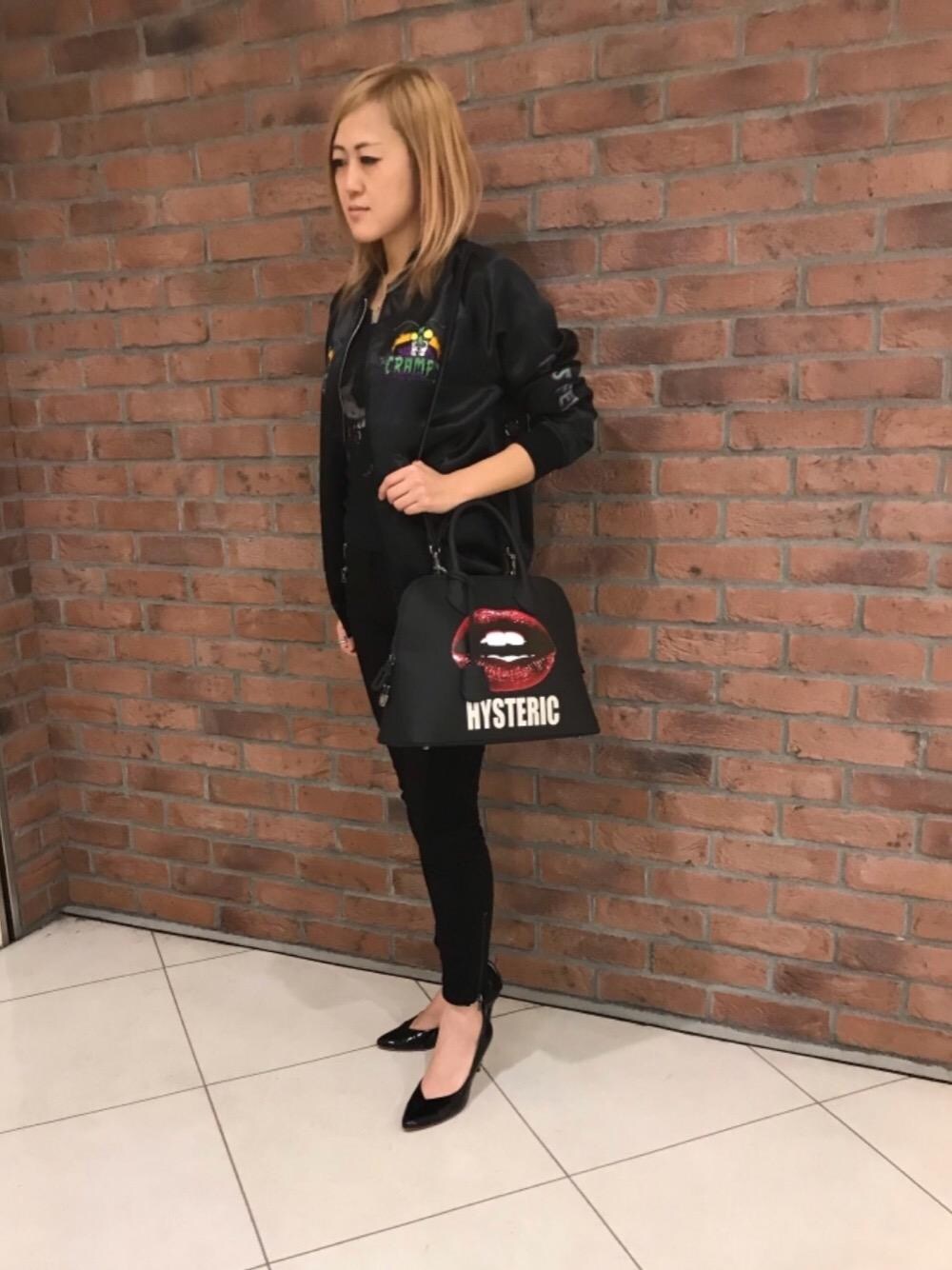 「スカジャン、ブラック、ワントーンコーデ、ロック、大人カジュアル、スカル、Hysteric Glamour、春コーデ、リップ、チビT」｜「HYSTERIC GLAMOURのPATENT LEATHER POINTED TOE パンプス（パンプス、ブラック系）」を使った、Yukaさん（レディース・155cm）の冬コーディネートの1枚目の写真