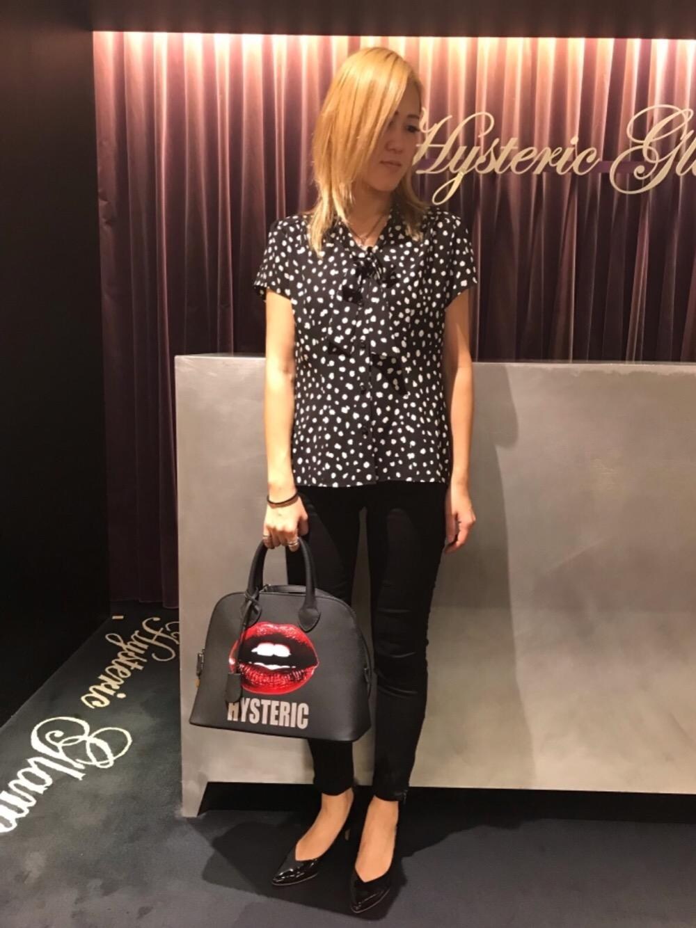 「ブラウス、ブラック、ワントーンコーデ、大人カジュアル、Hysteric Glamour、春コーデ、リップ、HYSTERICS」｜「HYSTERIC GLAMOURのPATENT LEATHER POINTED TOE パンプス（パンプス、ブラック系）」を使った、Yukaさん（レディース・155cm）の春コーディネートの1枚目の写真