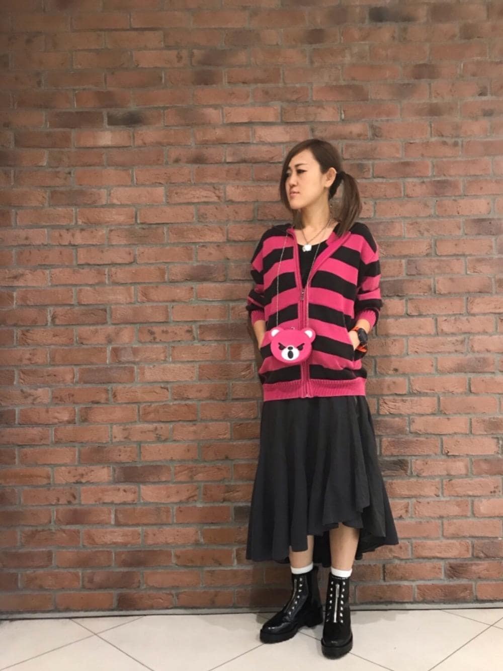「カジュアル、ボーダー、ピンク、パーカー、大人カジュアル、ロングスカート、G-SHOCK、Hysteric Glamour、くま、春コーデ」｜「HYSTERIC GLAMOURのWOMAN ON SKULL PICKネックレス（ネックレス、シルバー系）」を使った、Yukaさん（レディース・155cm）の春コーディネートの1枚目の写真