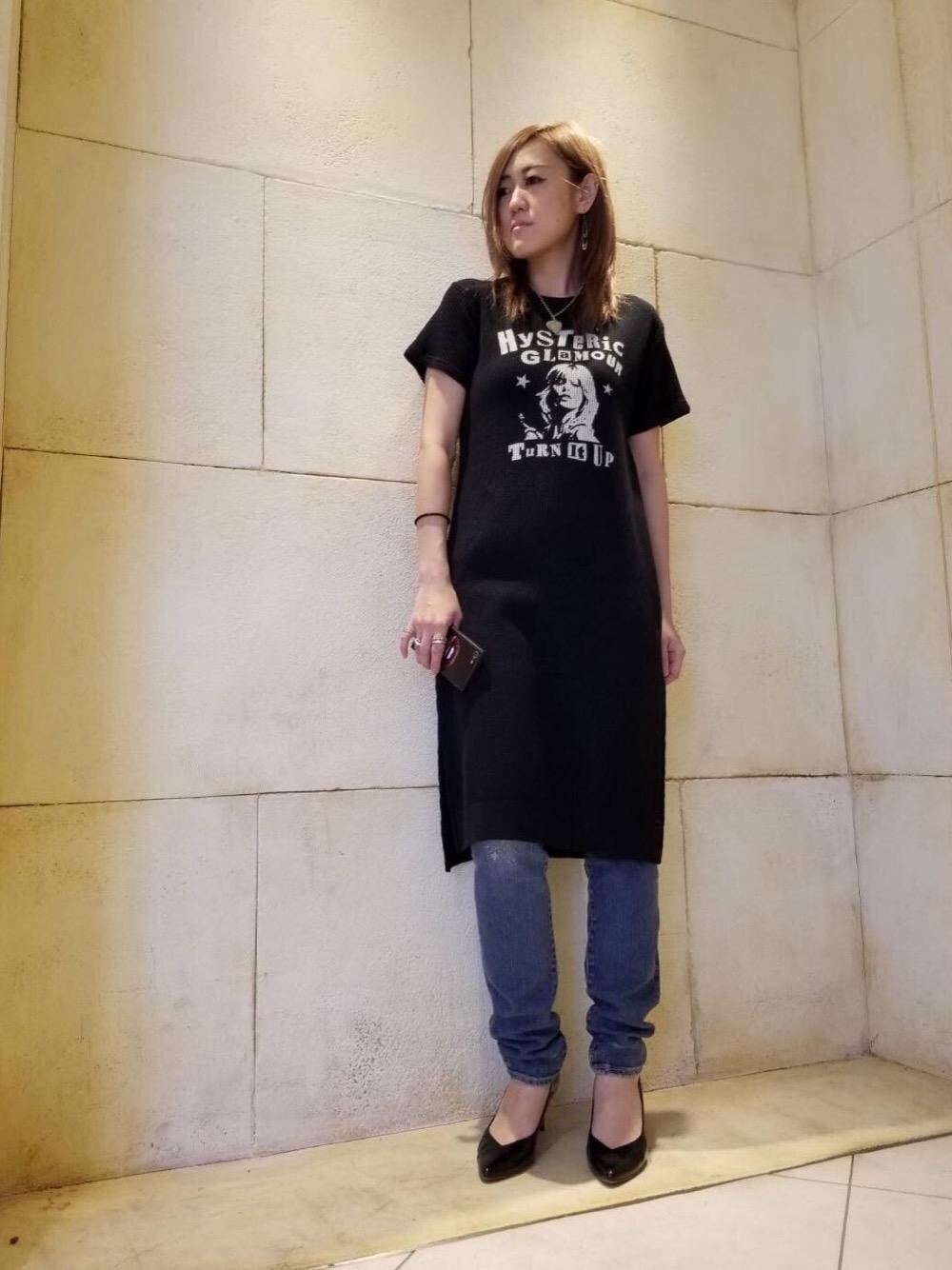 「デニム、ワンピース、パンプス、カジュアル、シンプル、ブラック、大人カジュアル、Hysteric Glamour、iPhoneケース、春コーデ」｜「HYSTERIC GLAMOURのPATENT LEATHER POINTED TOE パンプス（パンプス、ブラック系）」を使った、Yukaさん（レディース・155cm）の春コーディネートの1枚目の写真
