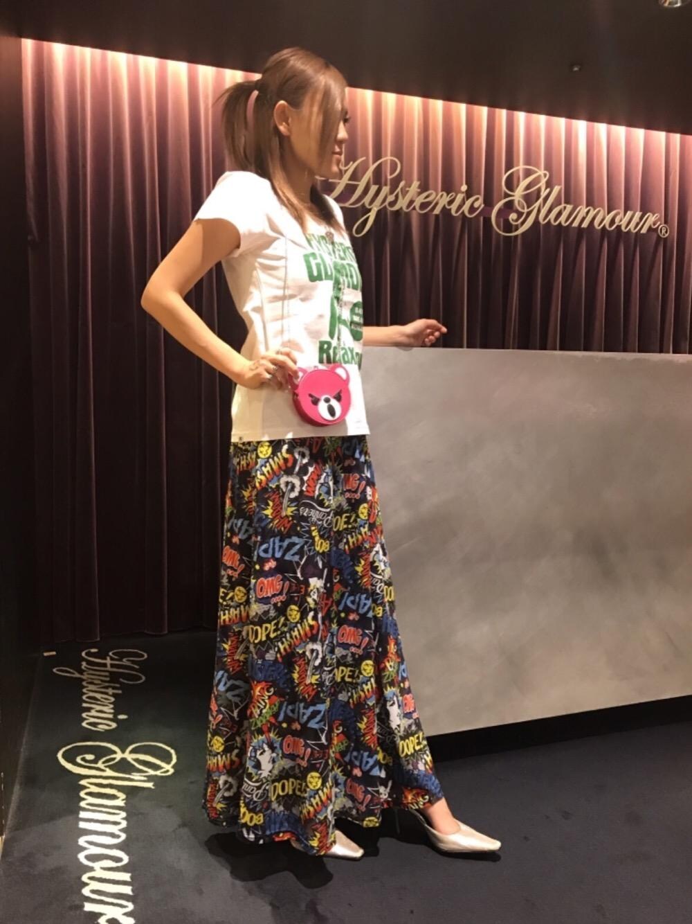 ホワイト系のTシャツ/カットソー、その他のスカート、シルバー系のネックレスを着用したレディースの春コーディネートの1枚目の写真