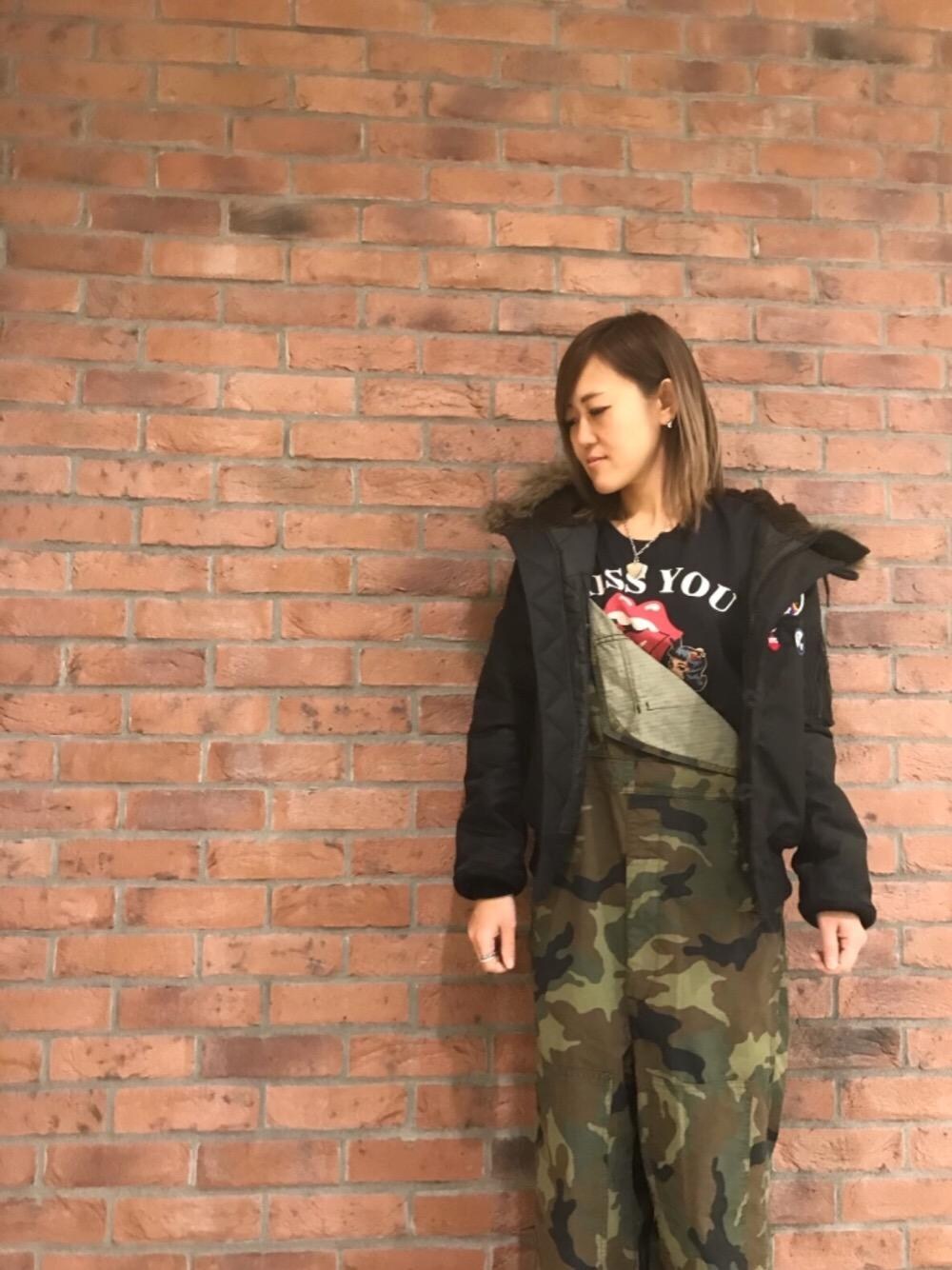 「冬コーデ、総柄、Hysteric Glamour、プリマロフト、ラフコーデ、ヒステリックグラマー、冬アウター、ミリタリーコーデ」｜「HYSTERIC GLAMOURのWOMAN ON SKULL PICKネックレス（ネックレス、シルバー系）」を使った、Yukaさん（レディース・155cm）の冬コーディネートの1枚目の写真