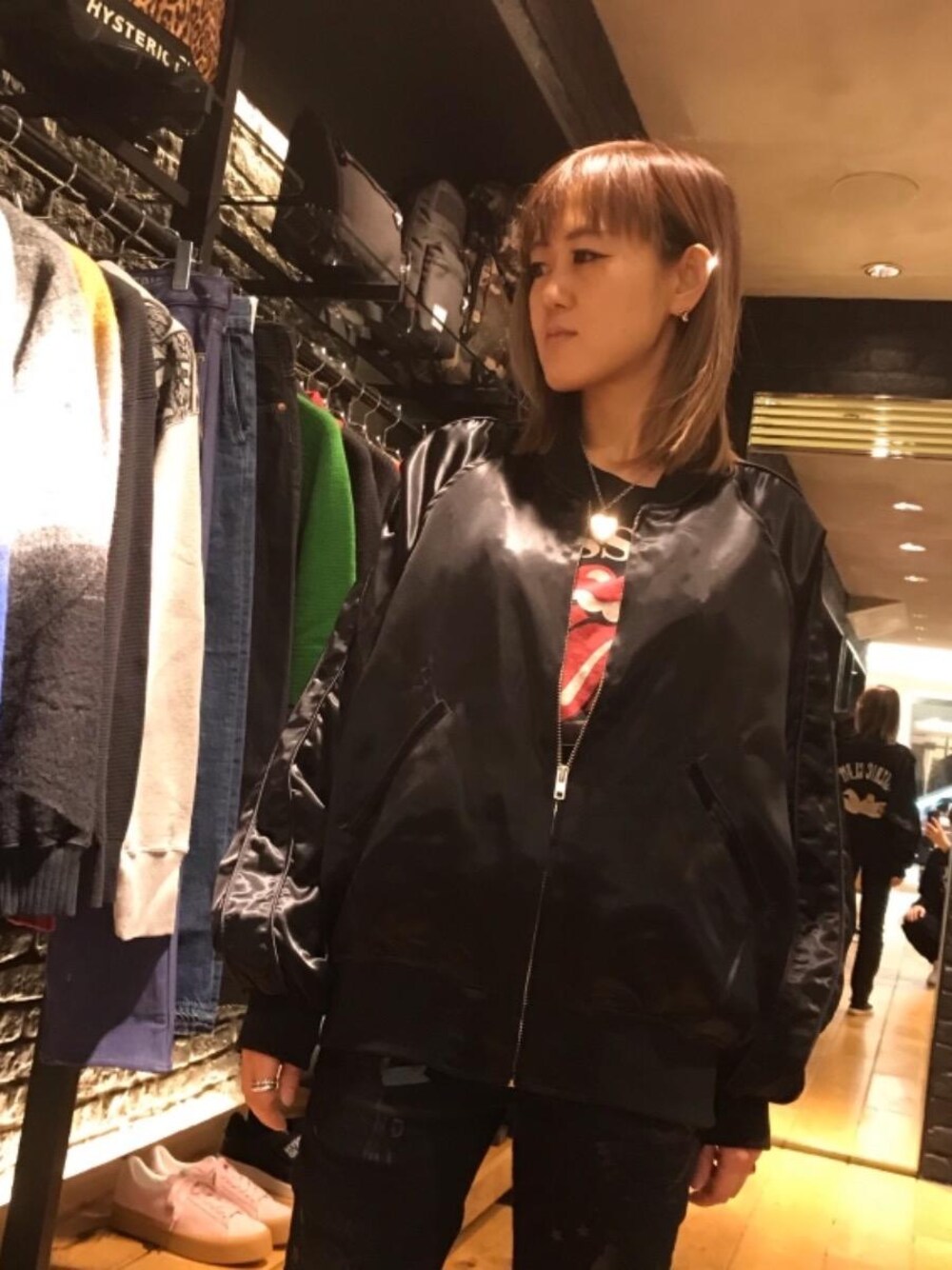 「スカジャン、ブラック、Tシャツ、刺繍、Hysteric Glamour、ヒステリックグラマー、THE ROLLING STONES、thee hysteric xxx」｜「HYSTERIC GLAMOURのWOMAN ON SKULL PICKネックレス（ネックレス、シルバー系）」を使った、Yukaさん（レディース・155cm）の冬コーディネートの1枚目の写真
