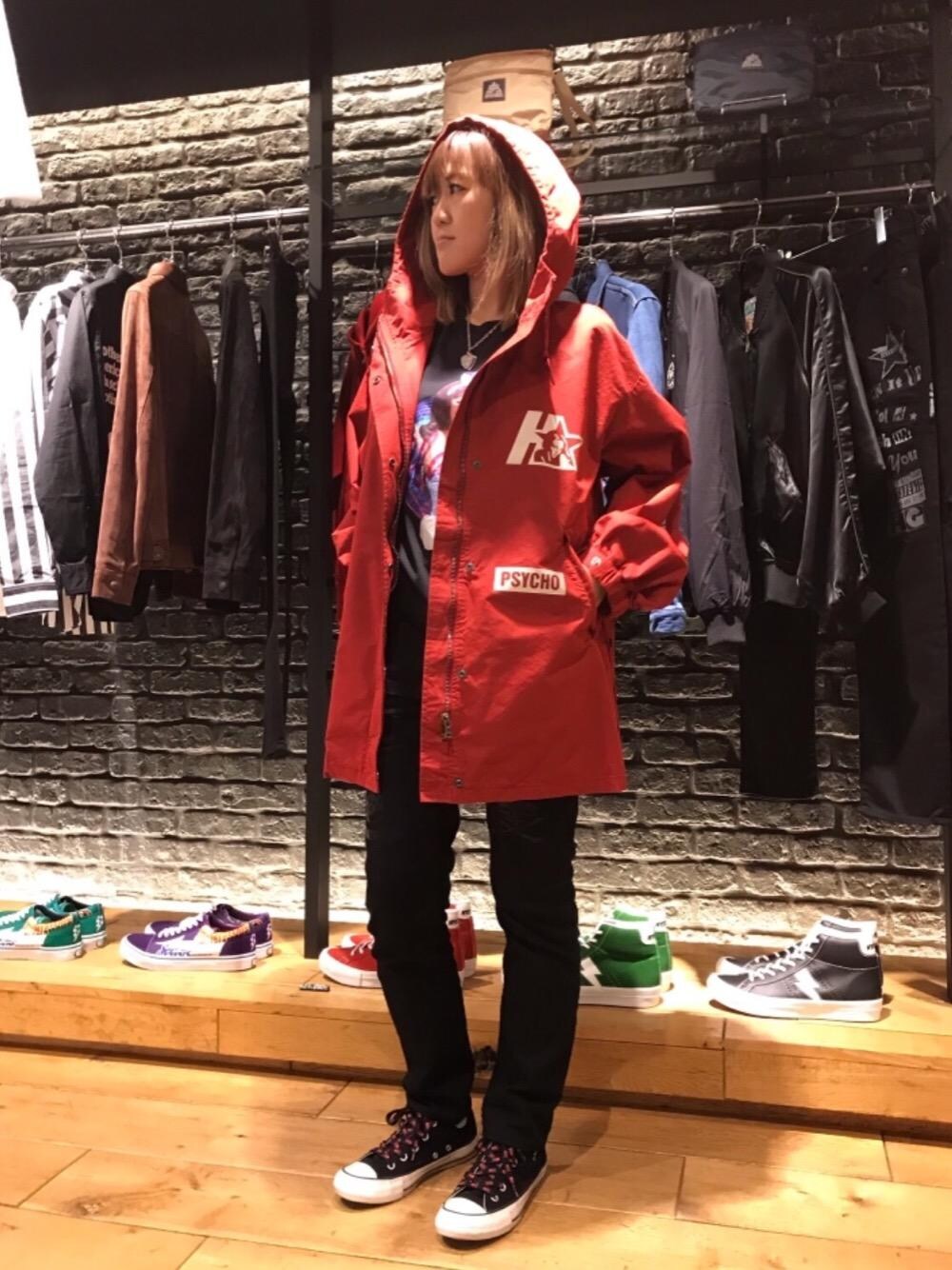 ブラック系のチノパンツ、ブラック系のTシャツ/カットソー、レッド系のミリタリージャケットを着用したレディースの冬コーディネートの1枚目の写真