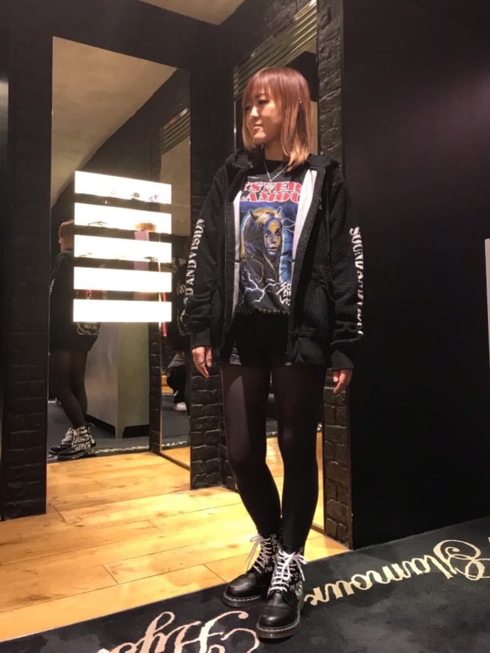 「ブラック、パーカー、ロンT、Hysteric Glamour、春コーデ、ヒステリックグラマー」｜「HYSTERIC GLAMOURのWOMAN ON SKULL PICKネックレス（ネックレス、シルバー系）」を使った、Yukaさん（レディース・155cm）の冬コーディネートの1枚目の写真