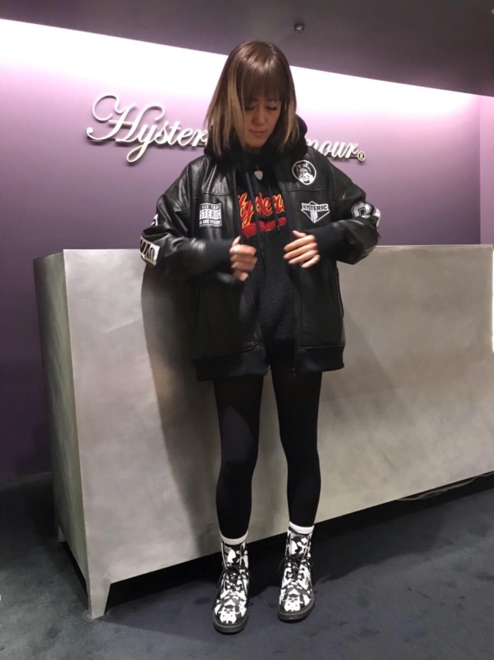 「ビッグシルエット、ブラック、パーカー、Hysteric Glamour、カジュアルコーデ、ヒステリックグラマー、レザーコーデ」｜「HYSTERIC GLAMOURのWOMAN ON SKULL PICKネックレス（ネックレス、シルバー系）」を使った、Yukaさん（レディース・155cm）の冬コーディネートの1枚目の写真